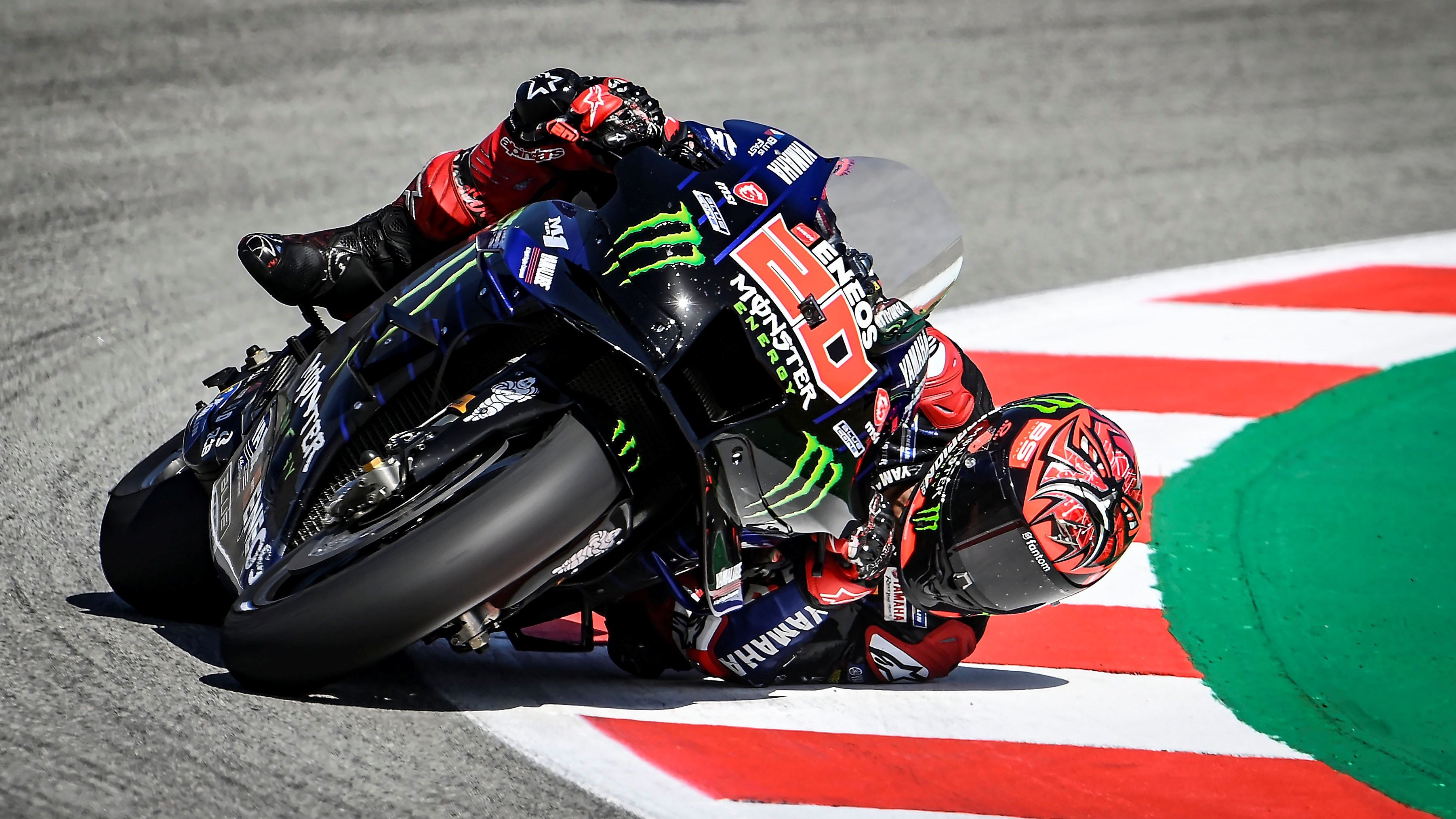 Fabio Quartararo realizando una tumbada increíble en el GP de Catalunya de MotoGP 2022