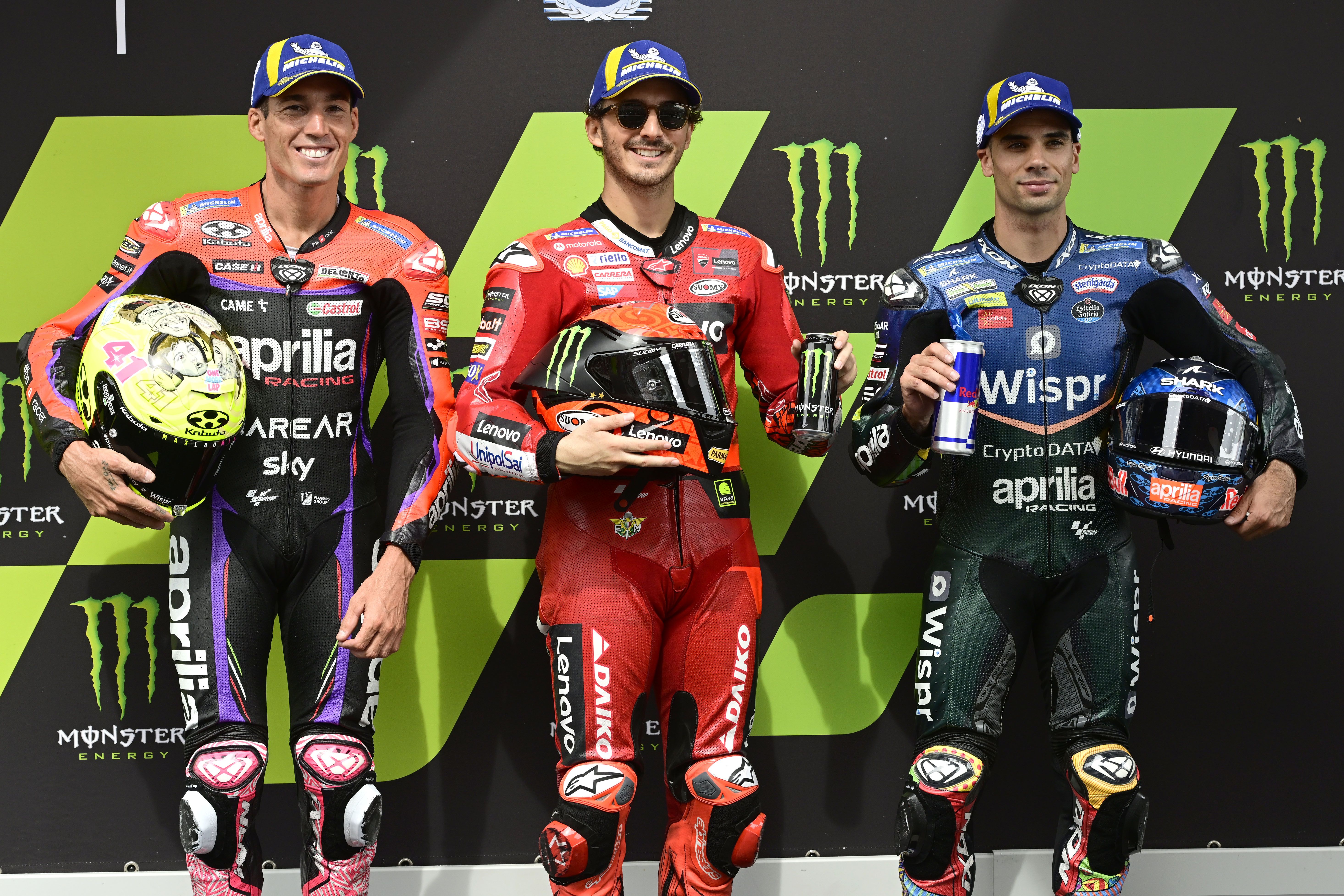 La primera fila de la parrilla de MotoGP, con Pecco Bagnaia, Aleix Espargaró y Miguel Oliveira.