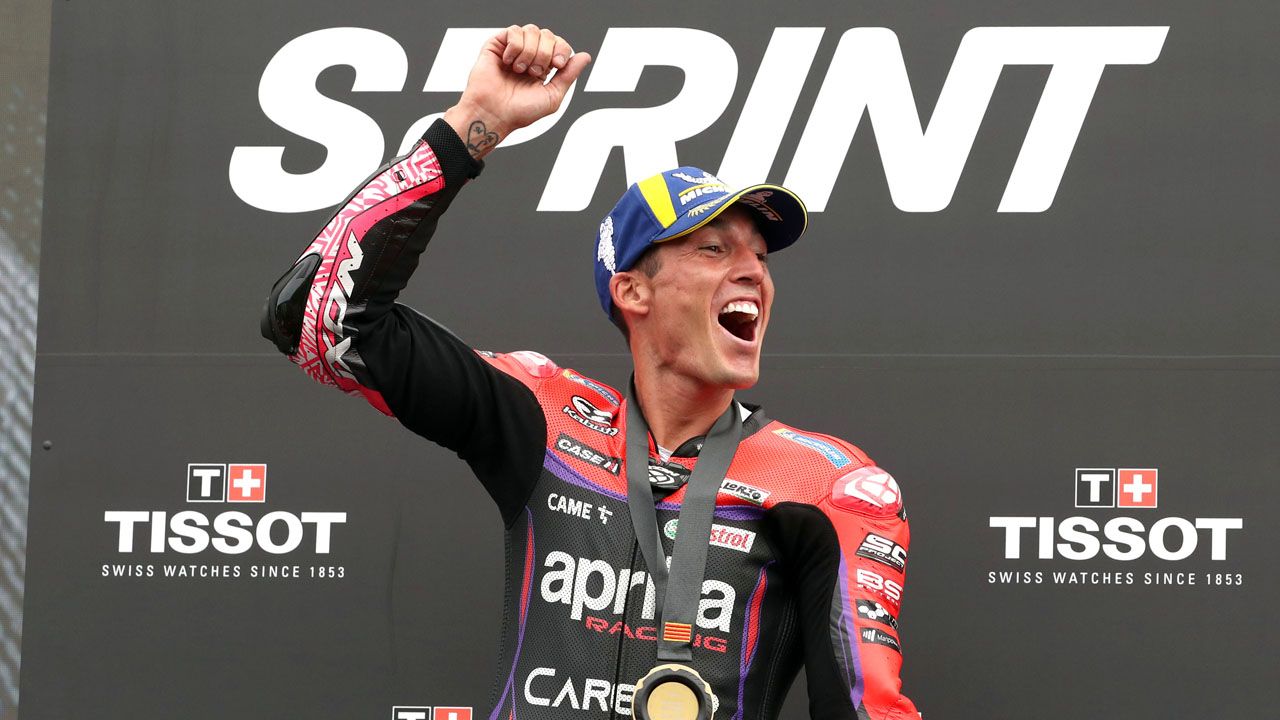 Aleix Espargaró celebra en el podio su victoria en el sprint de Cataluña.