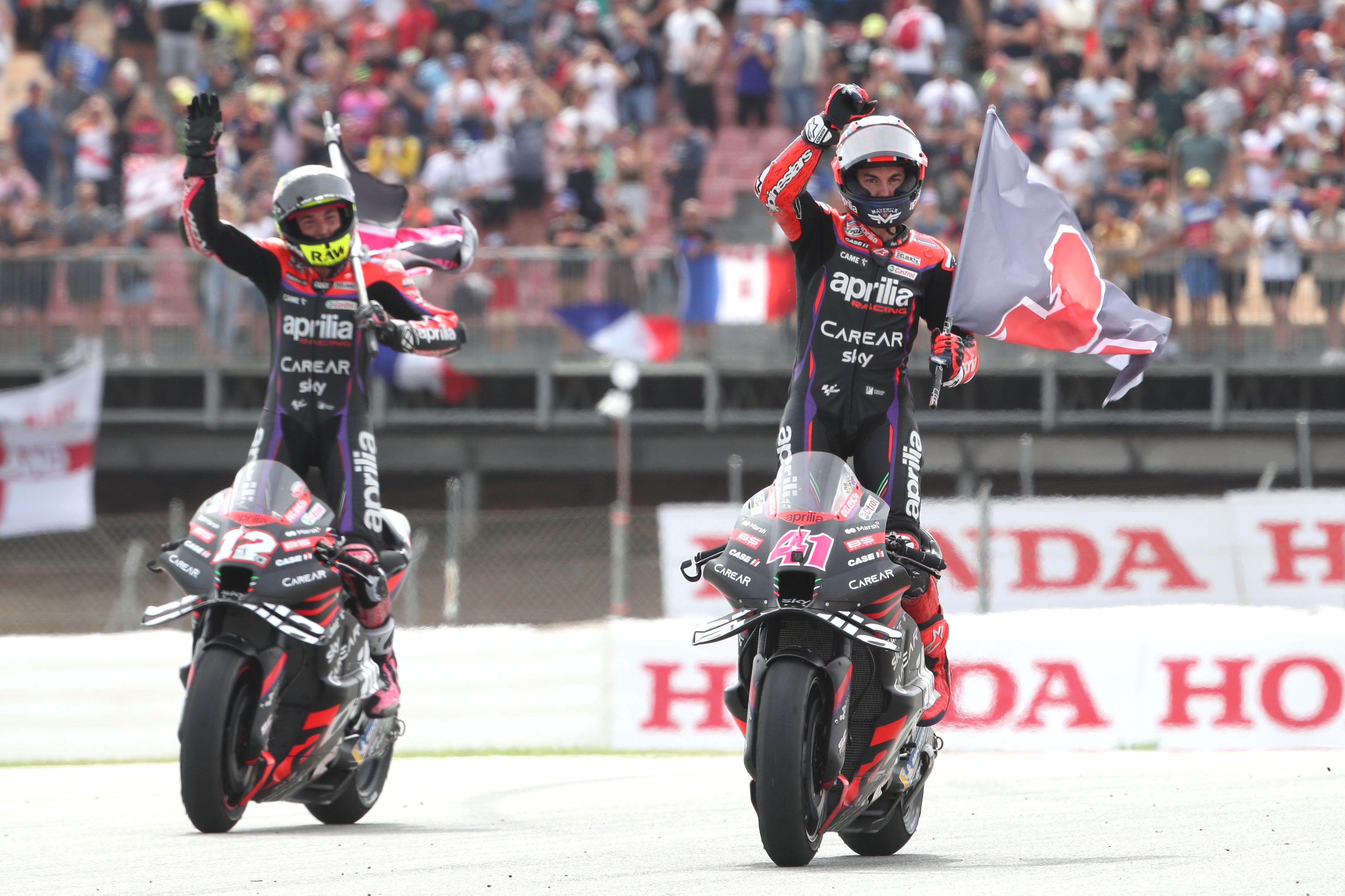 Aleix Espargaró y Maverick Viñales celebran un doblete histórico de Aprilia en Cataluña.