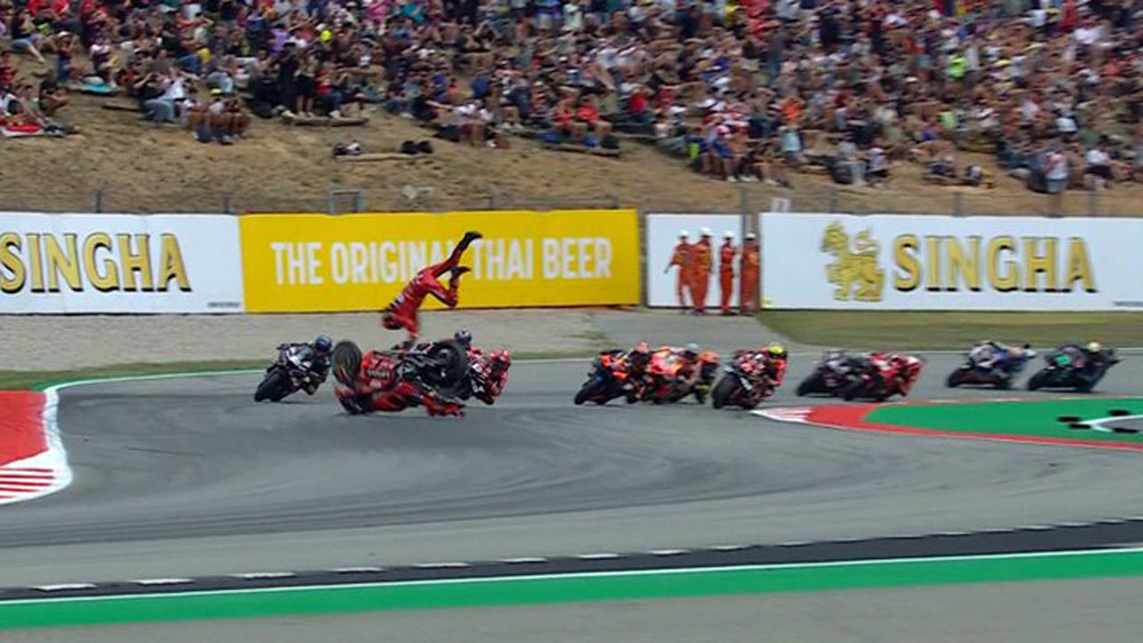 Momento en que Pecco Bagnaia sufre el highside en Cataluña.