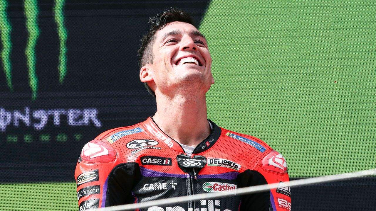 Aleix Espargaró celebra en el podio la victoria en Cataluña.