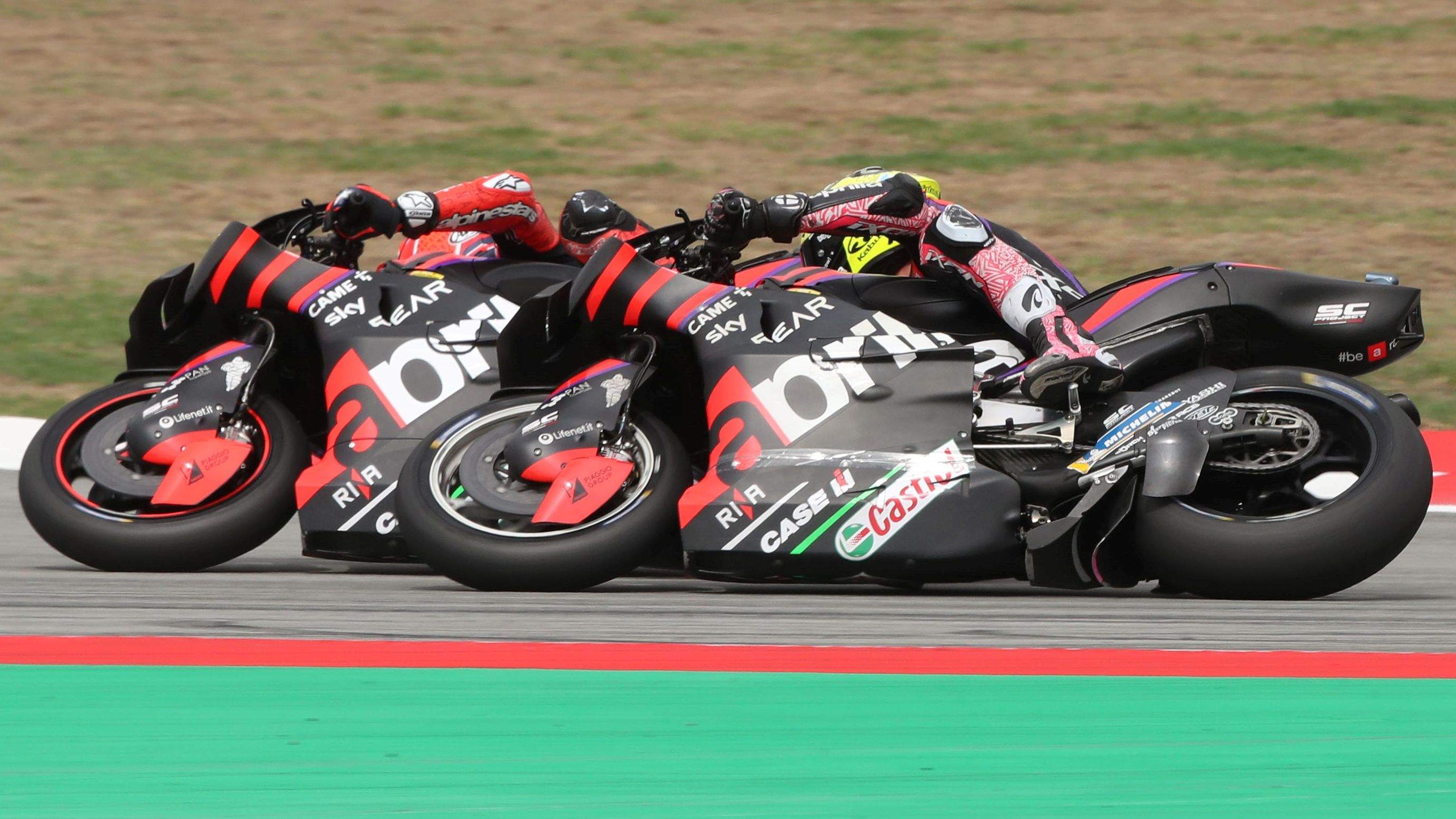 Aleix Espargaró por el exterior de Maverick Viñales, MotoGP Catalunya 2023