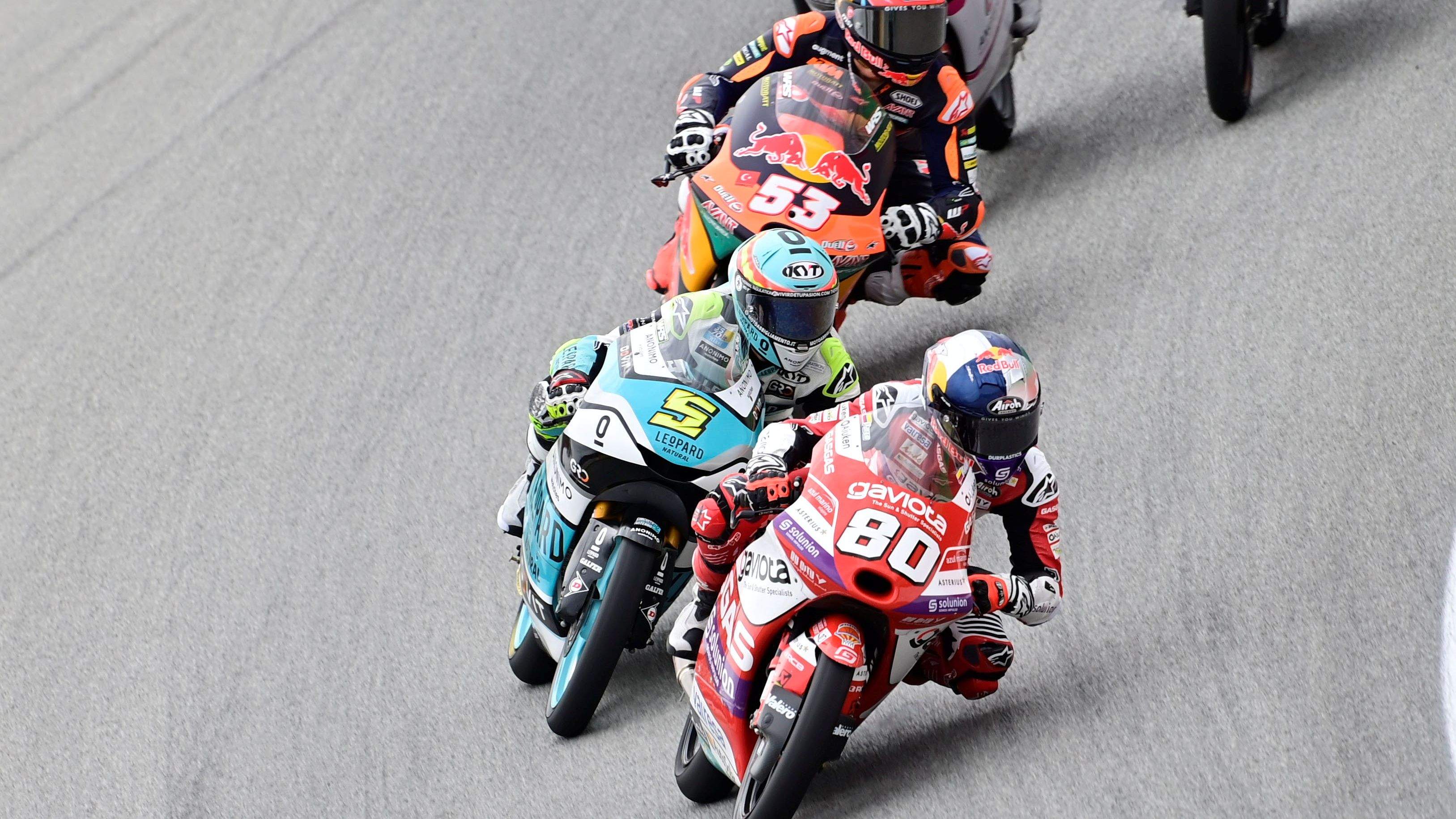 David Alonso delante de Jaume Masià y Deniz Oncu, Moto3 Catalunya 2023