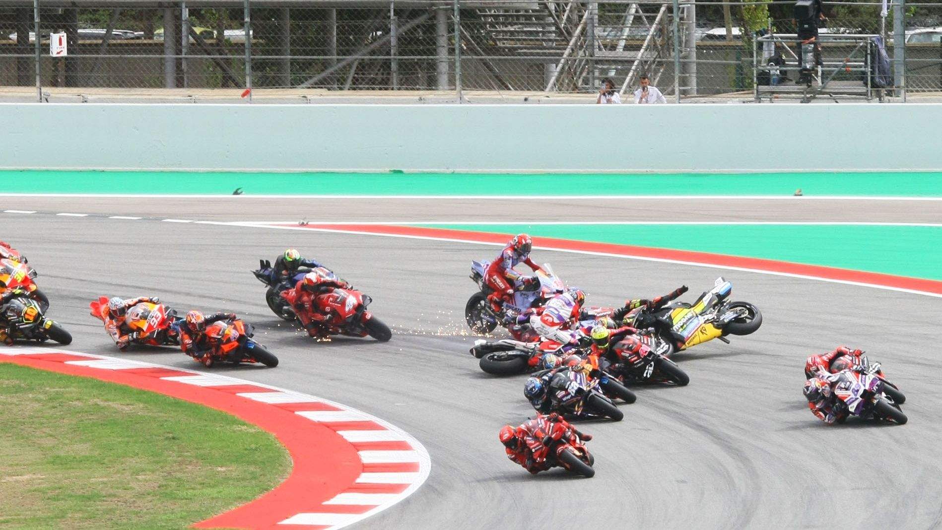 Enea Bastianini cae y provoca otras cuatro caídas, MotoGP Catalunya 2023