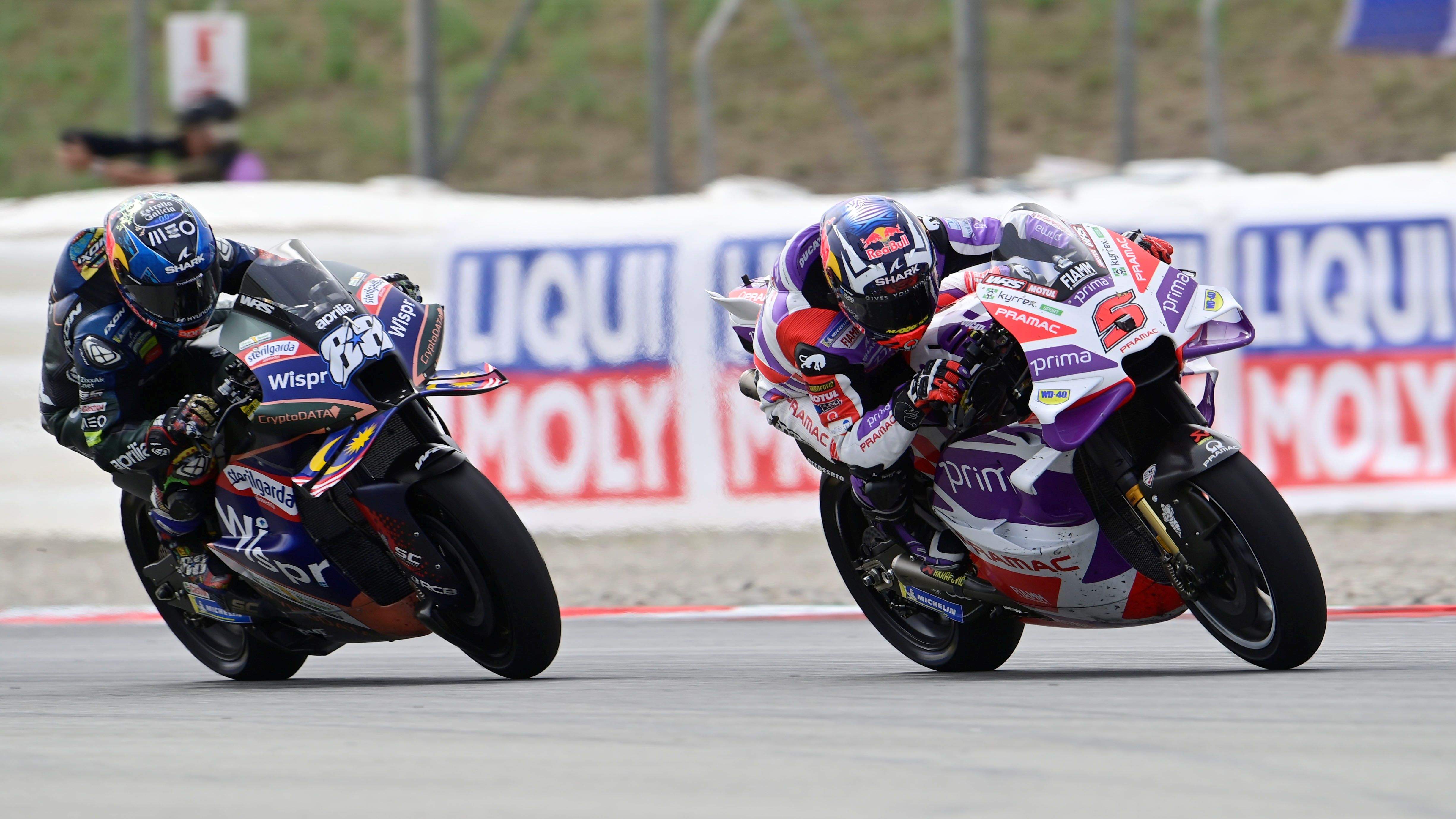 Johann Zarco seguido por Miguel Oliveira, MotoGP Catalunya 2023