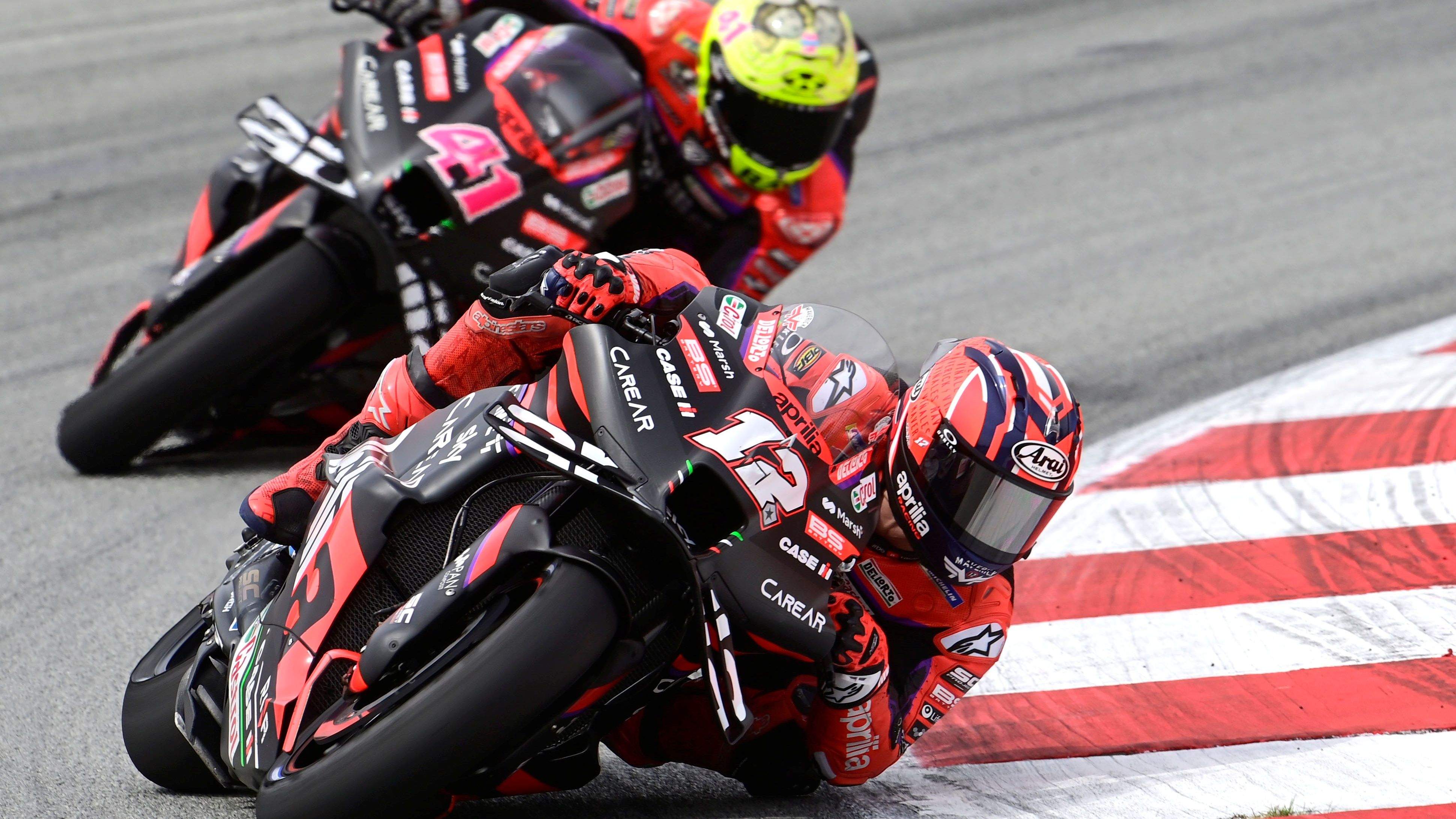 Maverick Viñales delante de Aleix Espargaró, MotoGP Catalunya 2023