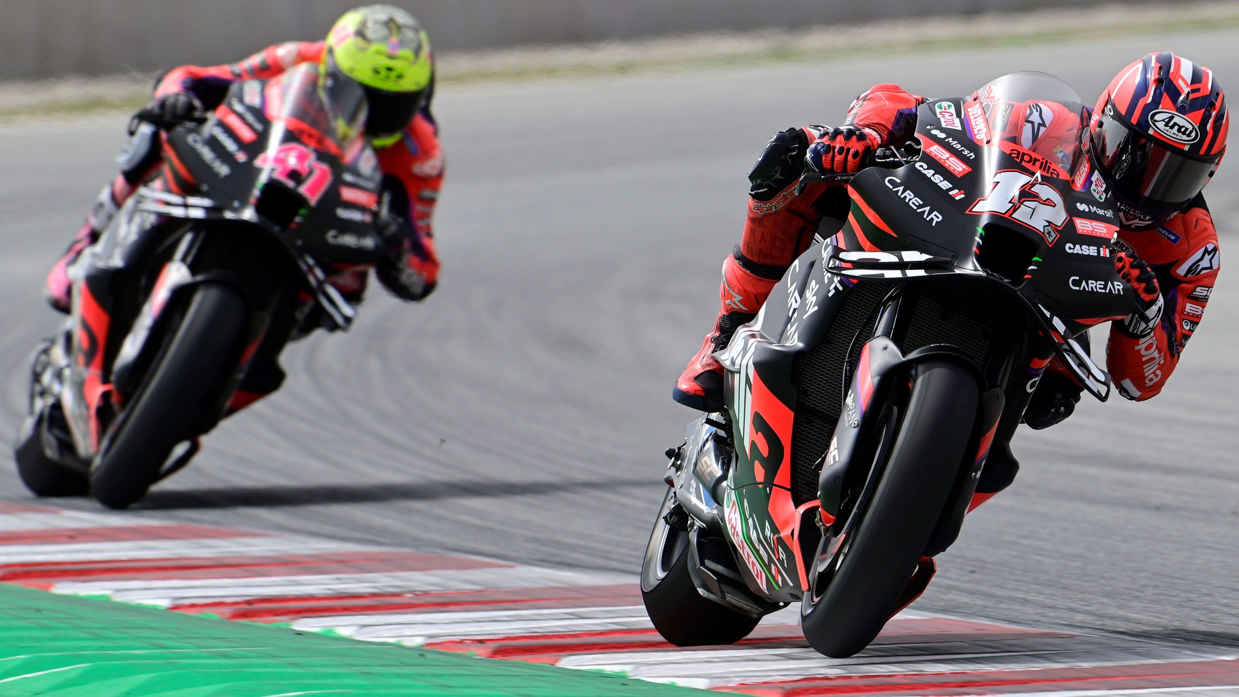 Maverick Viñales perseguido por Aleix Espargaró, MotoGP Catalunya 2023