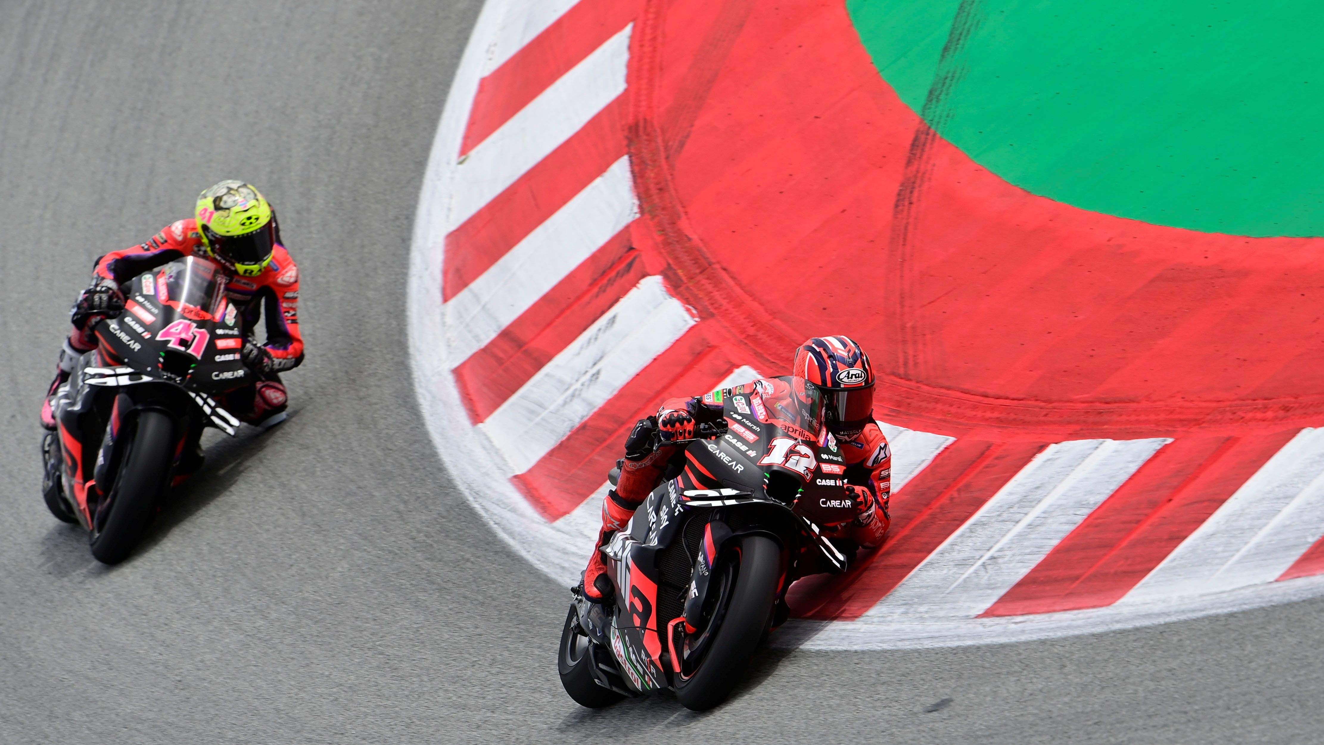 Maverick Viñales trata de irse de Aleix Espargaró, MotoGP Catalunya 2023