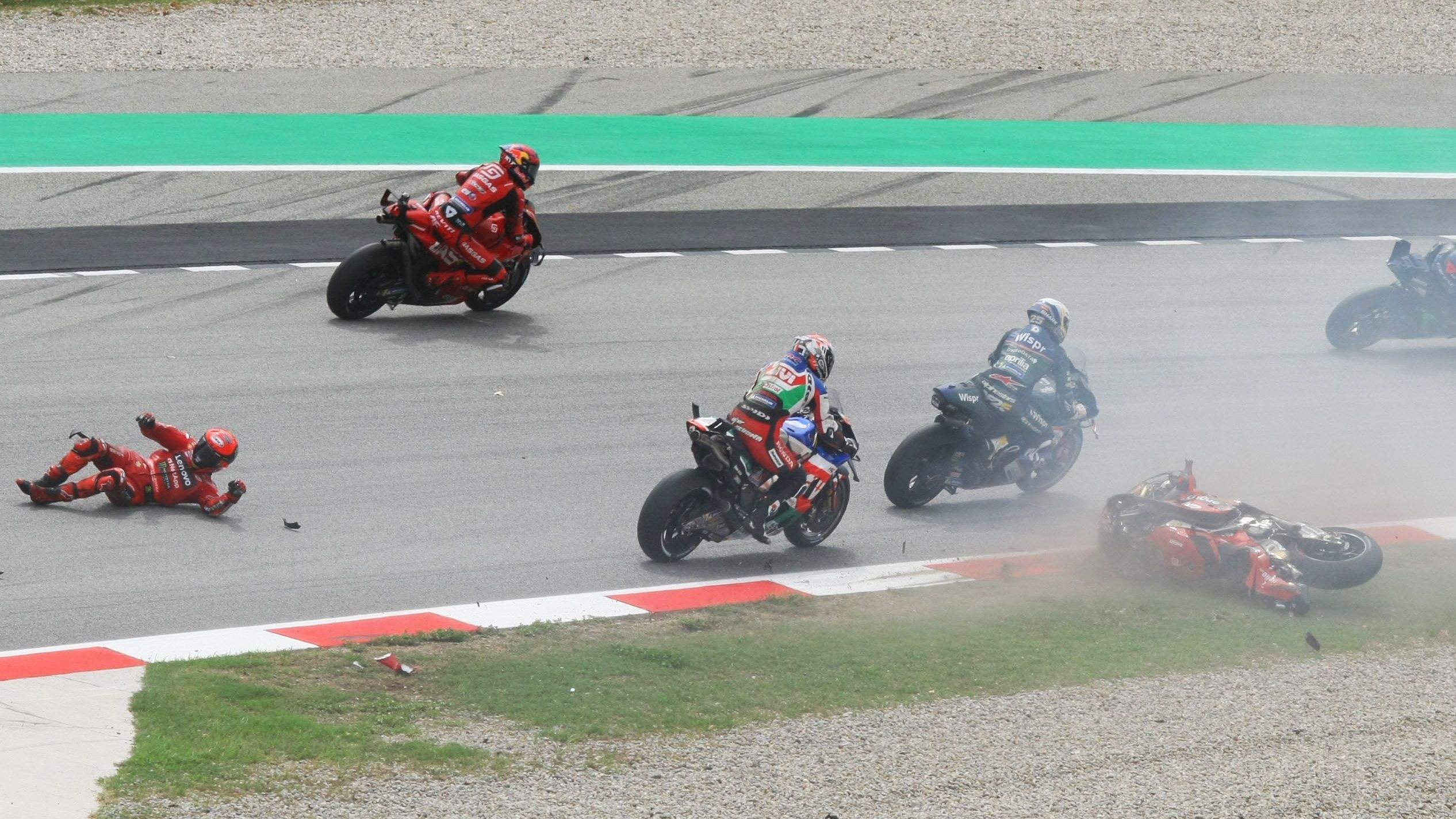 Pecco Bagnaia cae en la primera vuelta cuando lideraba, MotoGP Catalunya 2023