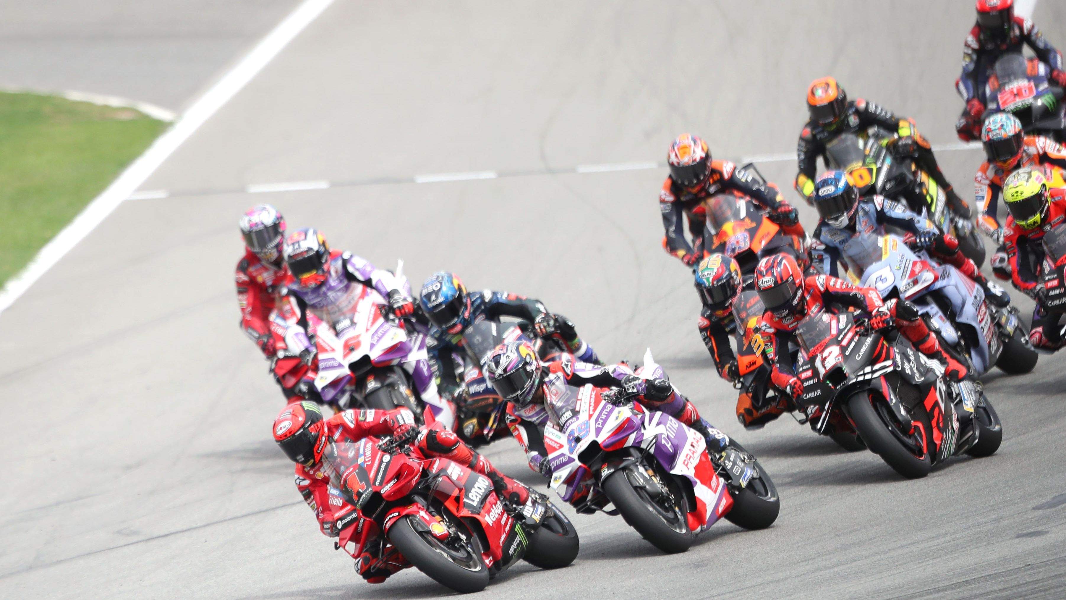 Pecco Bagnaia comanda en la primera curva ante Jorge Martín, MotoGP Catalunya 2023