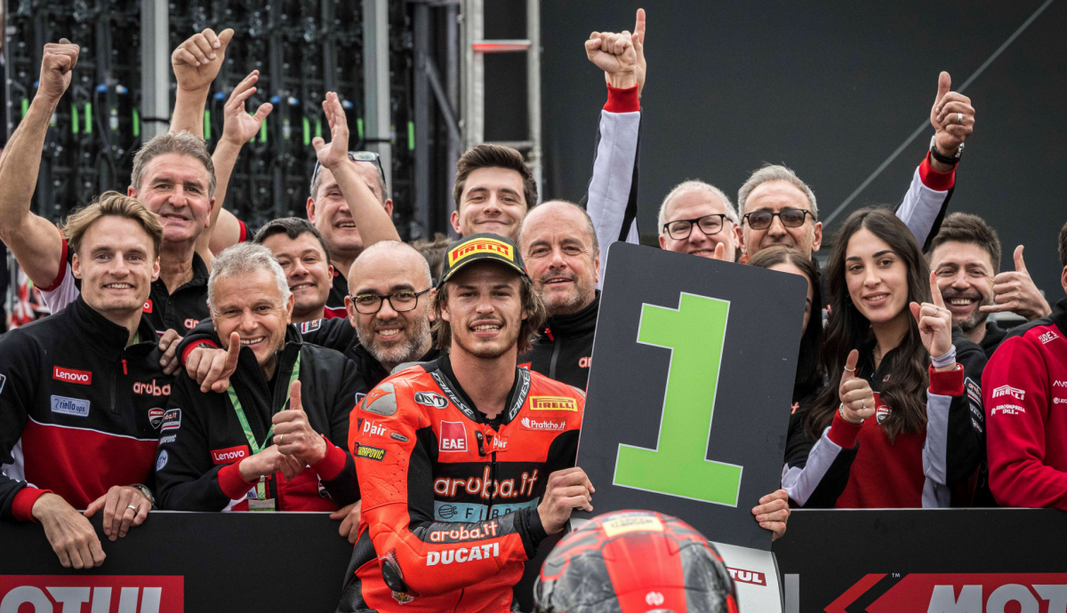 Nicolò Bulega celebra una victoria en Supersport con el Aruba.it Ducati Nicolò Bulega celebra una victoria en Supersport con el Aruba.it Ducati