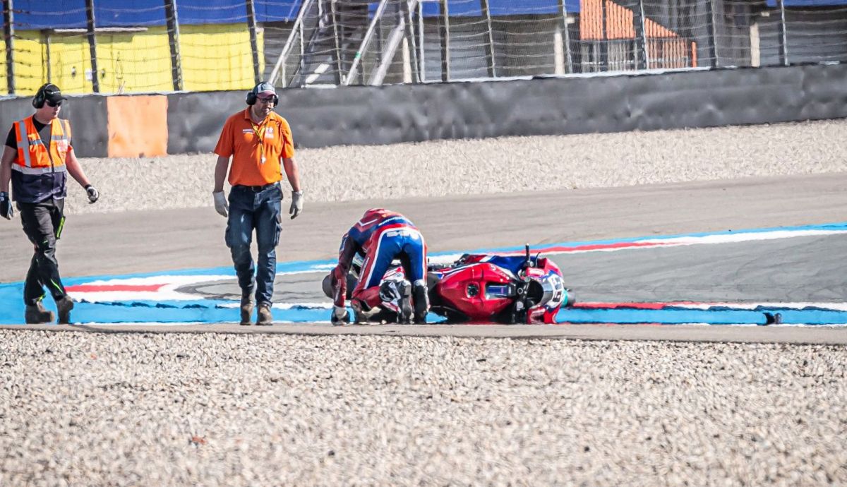 La caída de Florian Alt pospone el título a la cita final La caída de Florian Alt pospone el título a la cita final