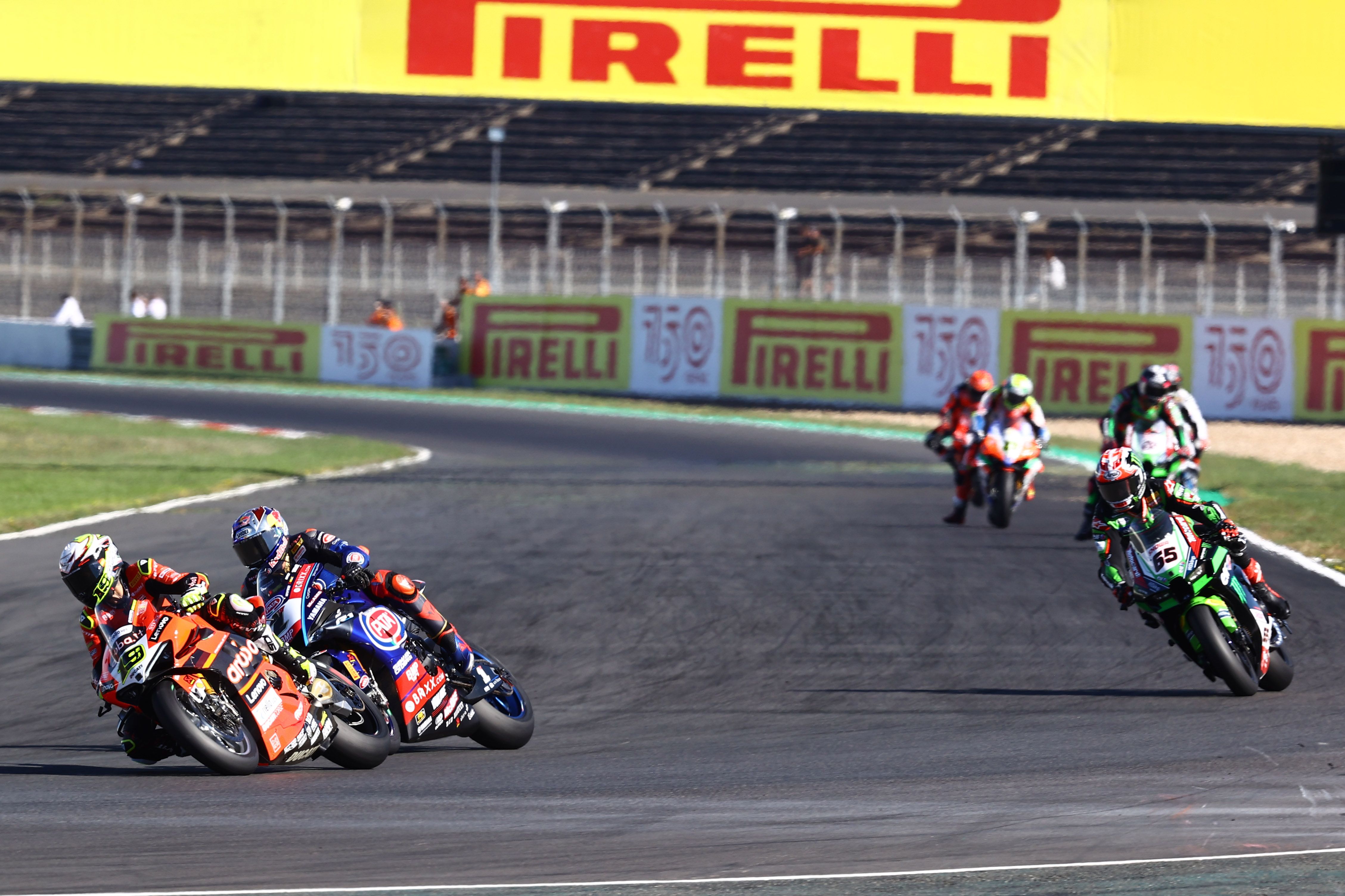 Álvaro Bautista y Toprak Razgatlioglu se escapan de Jonathan Rea el año pasado en Magny Cours WorldSBK
