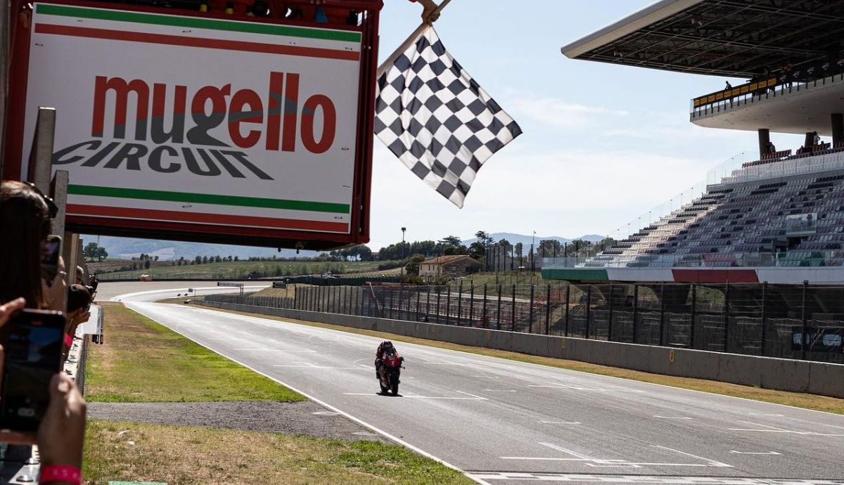 Michele Pirro cruza la meta de Mugello en solitario Michele Pirro cruza la meta de Mugello en solitario