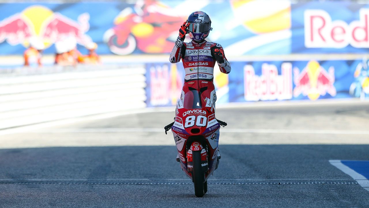 David Alonso celebra su tercer triunfo en Moto3 en el circuito de Misano.