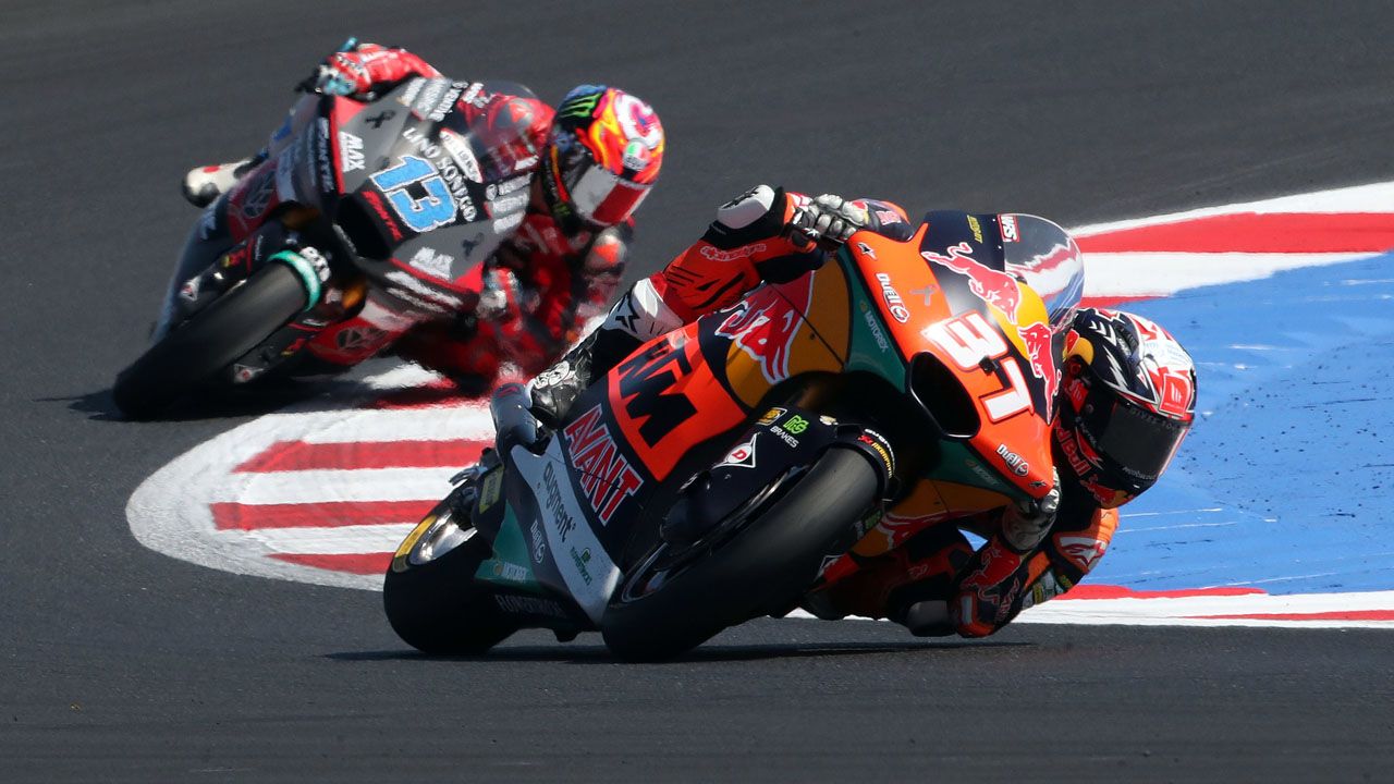 Pedro Acosta por delante de Celestino Vietti en la carrera de Moto2 de Misano.