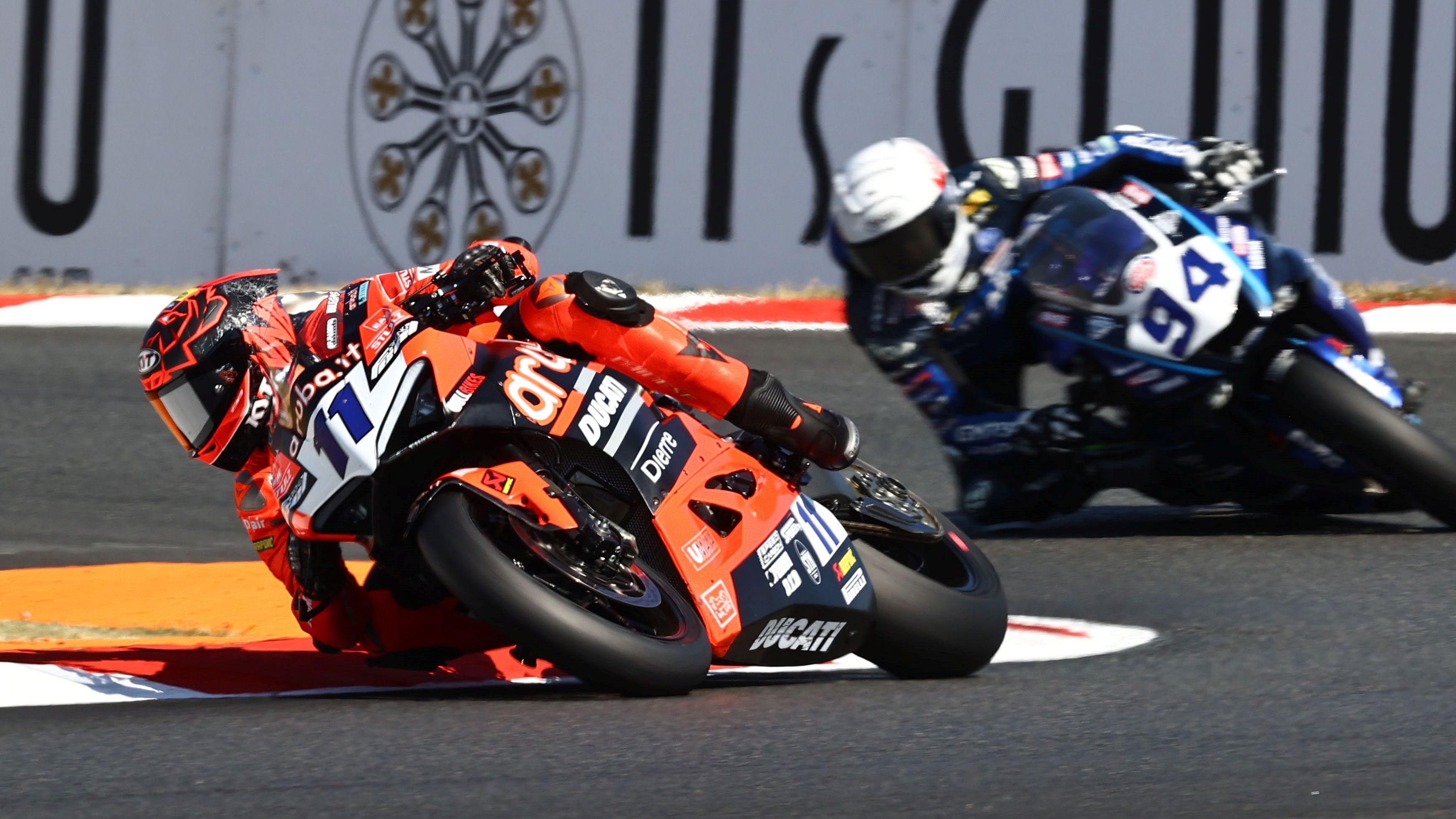 Nicolò Bulega ha logrado el doblete tras batir a Valentin Debise