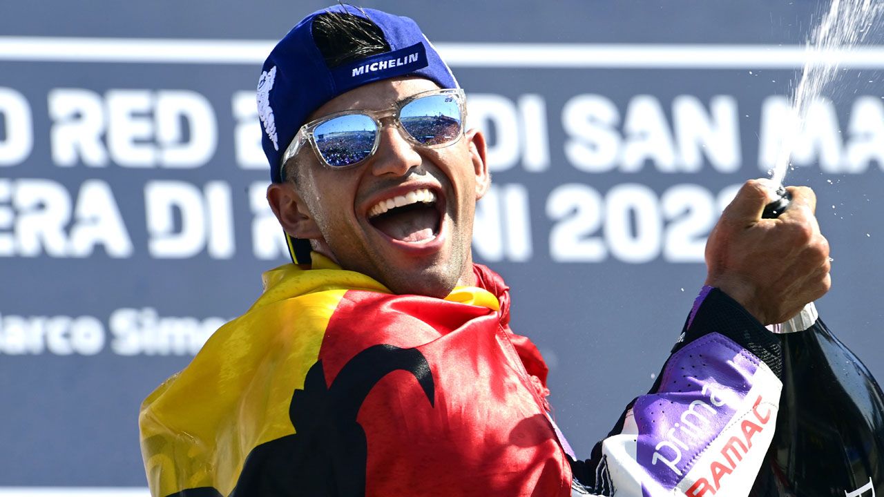 Jorge Martín celebra su victoria en el GP de San Marino en el podio de Misano.