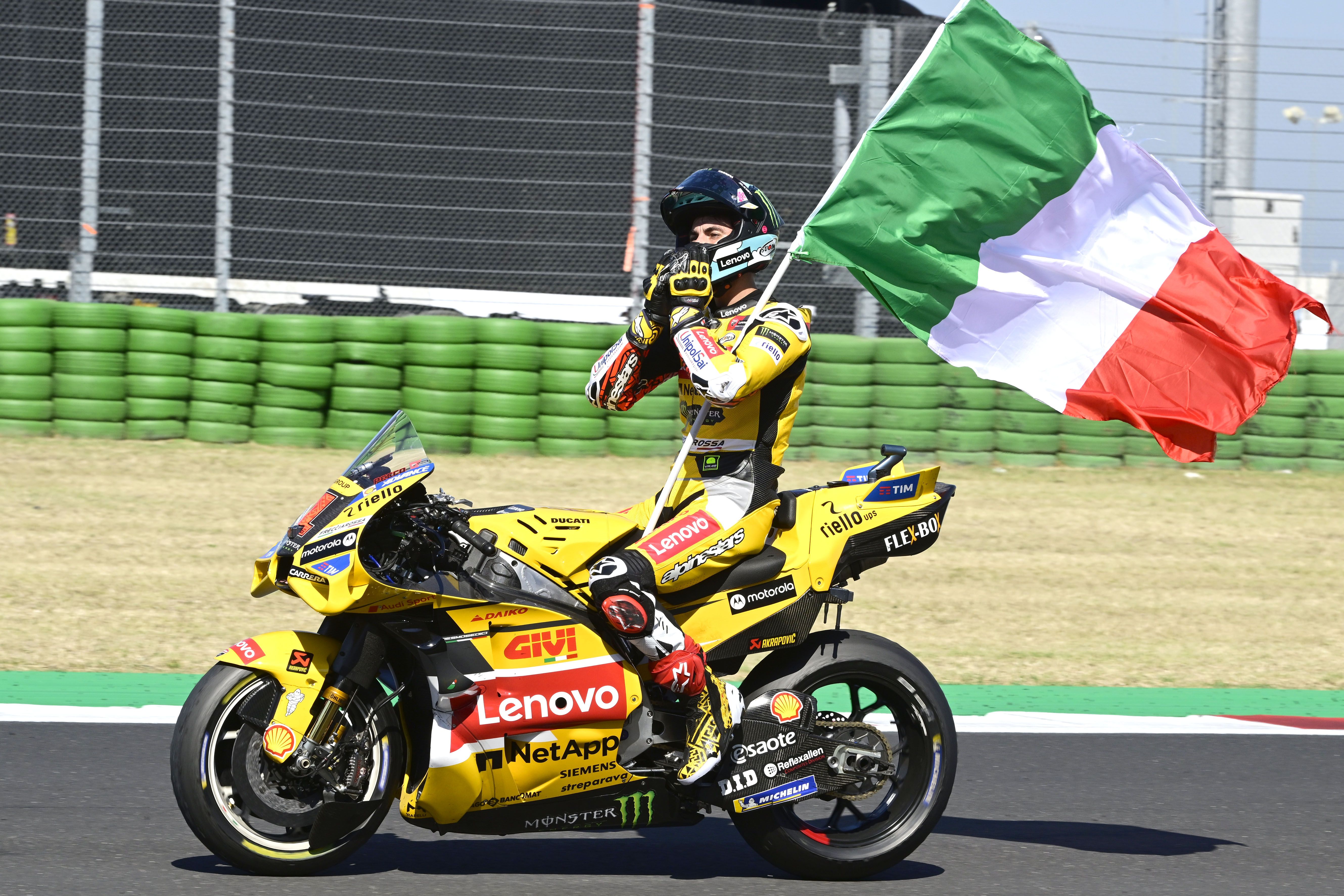 Pecco Bagnaia celebra en la vuelta de honor su podio en Misano.