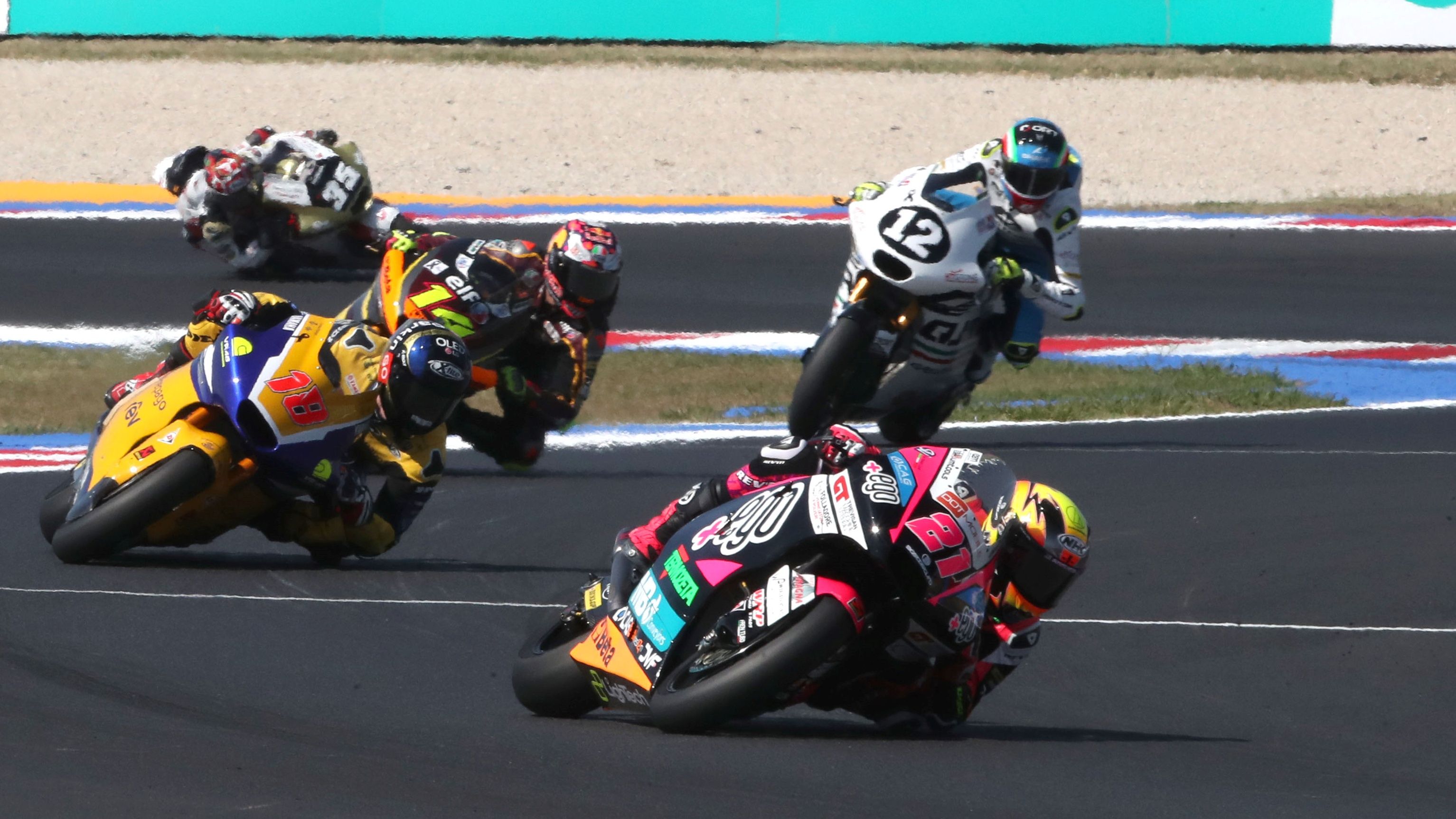 Alonso López seguido por Manu González, Tony Arbolino, Filip Salac y Somkiat Chantra, Moto2 Misano 2023