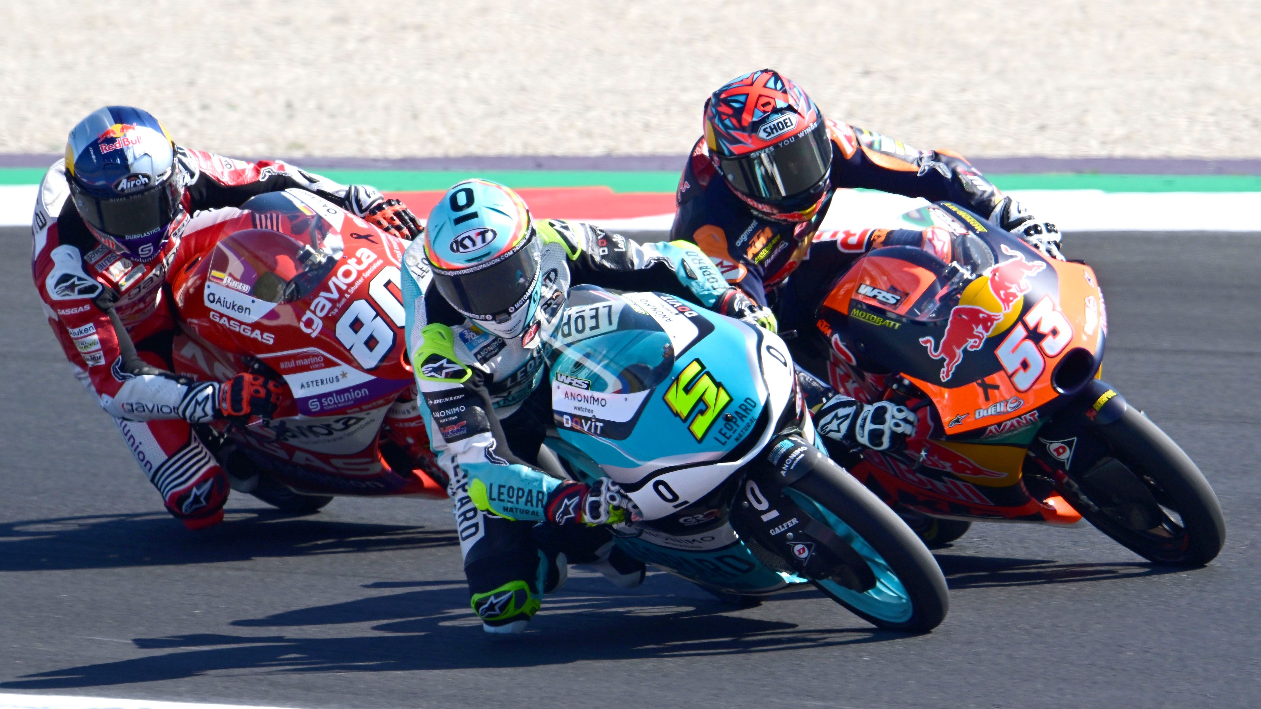 Jaume Masià supera a Deniz Oncu en presencia de David Alonso, Moto3 Misano 2023