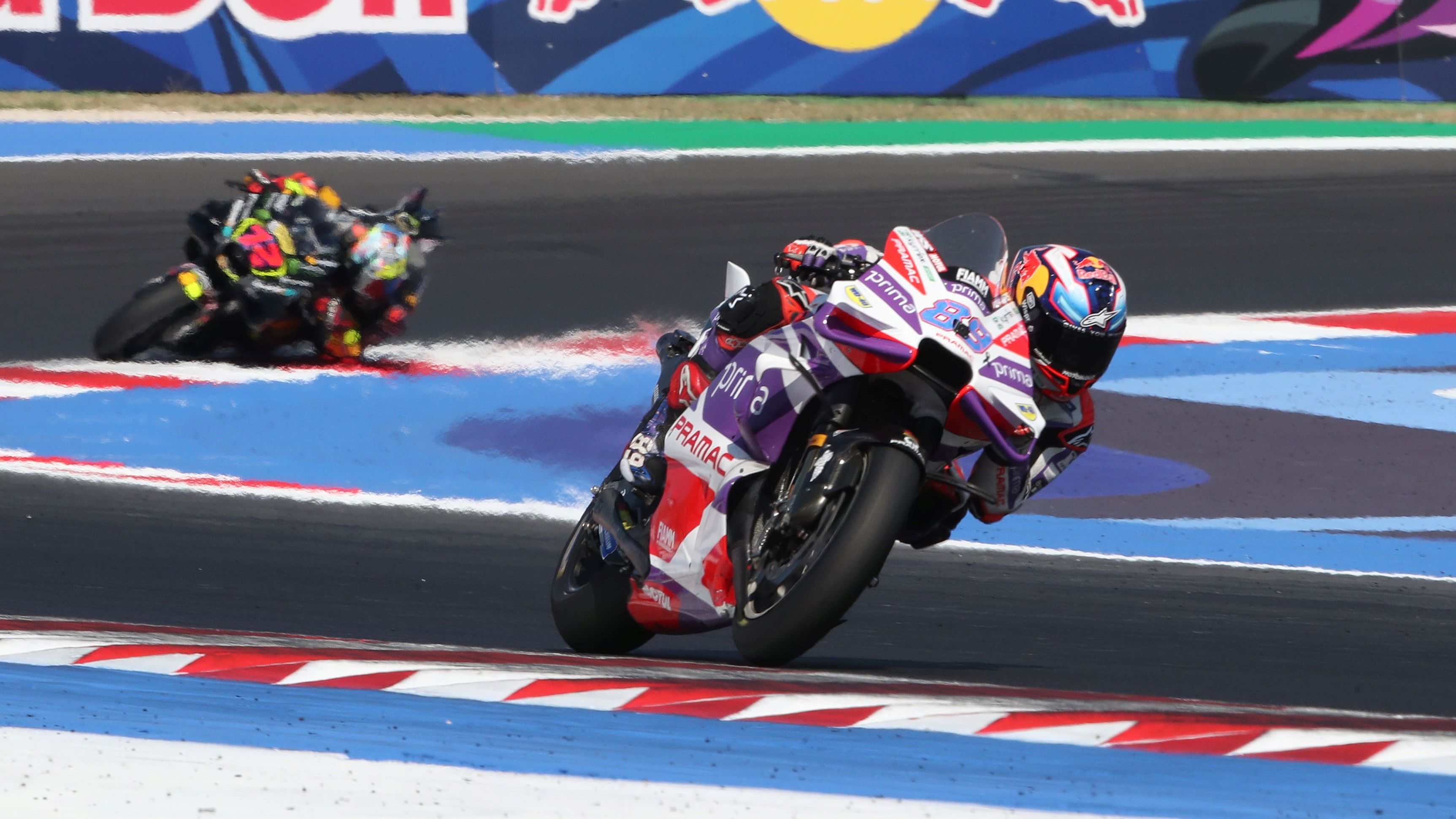 Jorge Martín se escapa de Marco Bezzecchi rumbo a la victoria, MotoGP Misano 2023