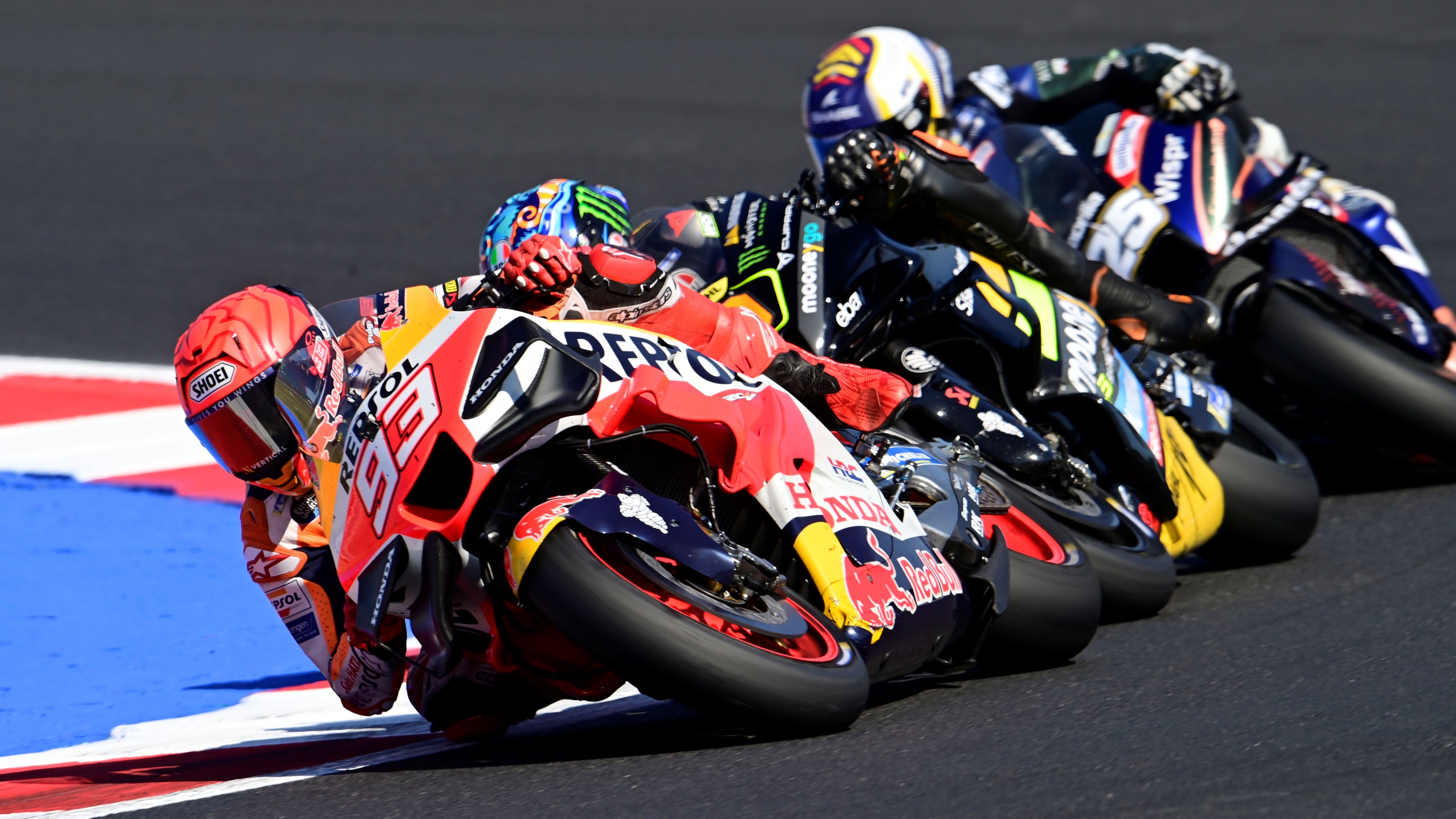 Marc Márquez seguido por Luca Marini y Miguel Oliveira, MotoGP Misano 2023