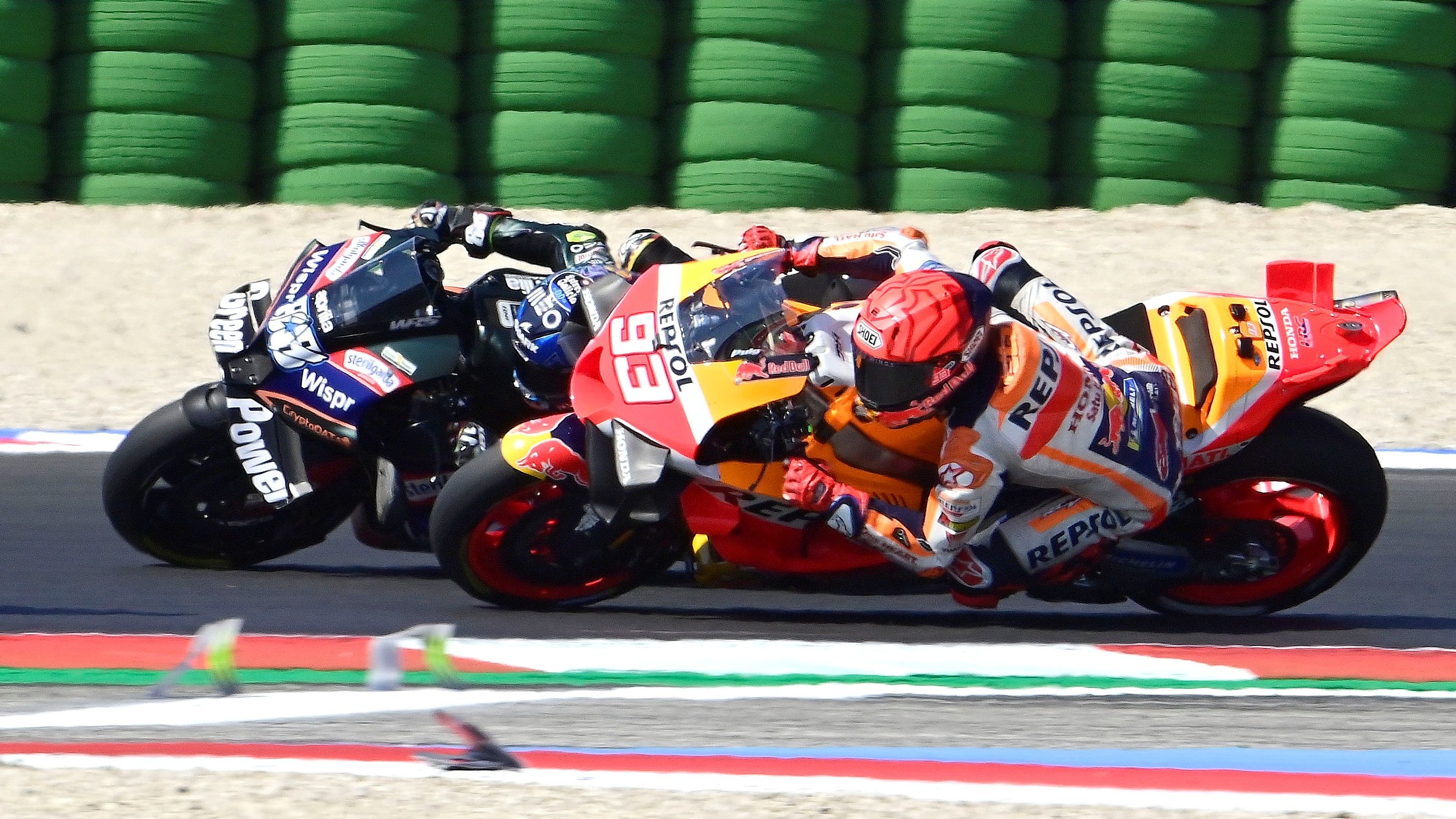 Marc Márquez supera por el interior a Miguel Oliveira, MotoGP Misano 2023