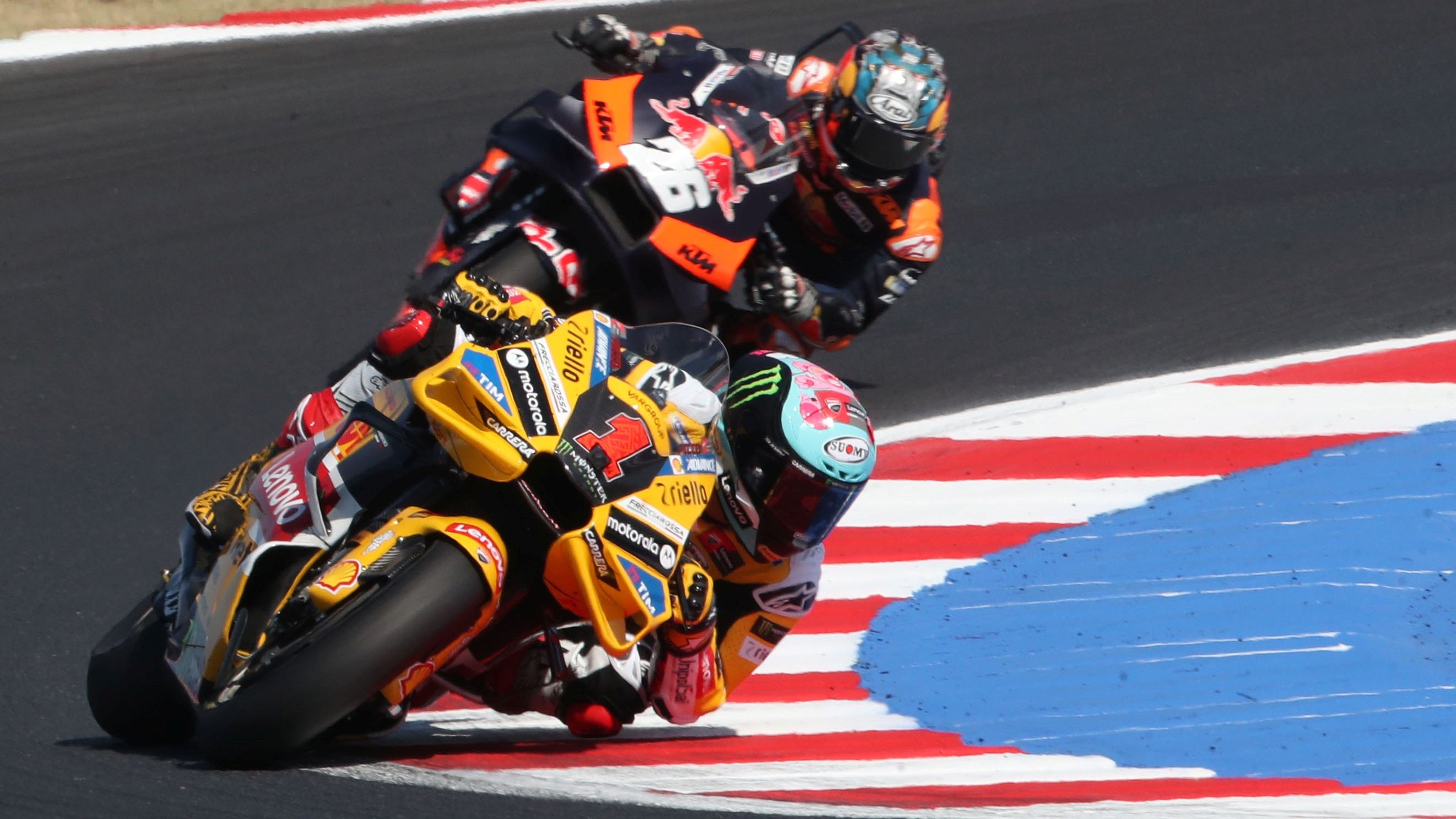 Pecco Bagnaia trata de contener a Dani Pedrosa, MotoGP Misano 2023