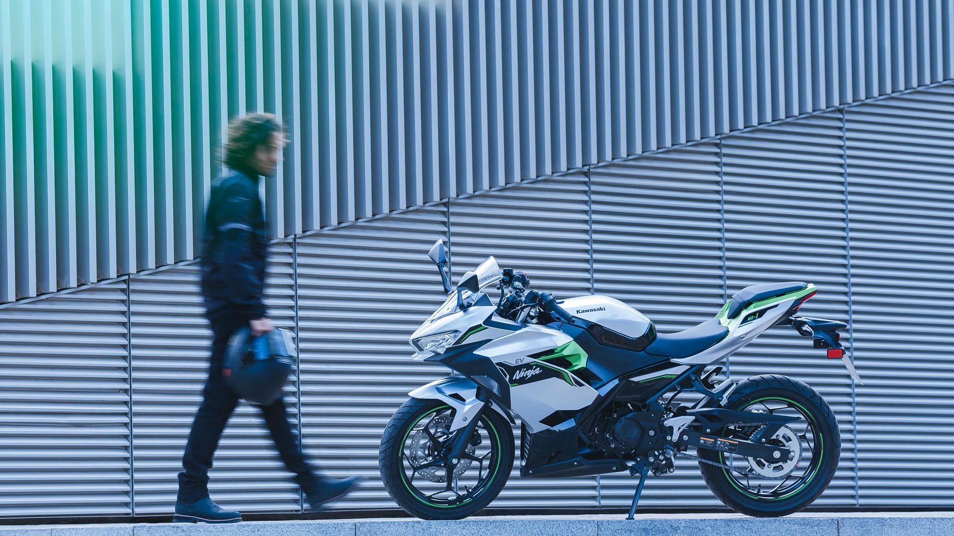 Kawasaki Ninja y Z e 1 2024 Accion (2)