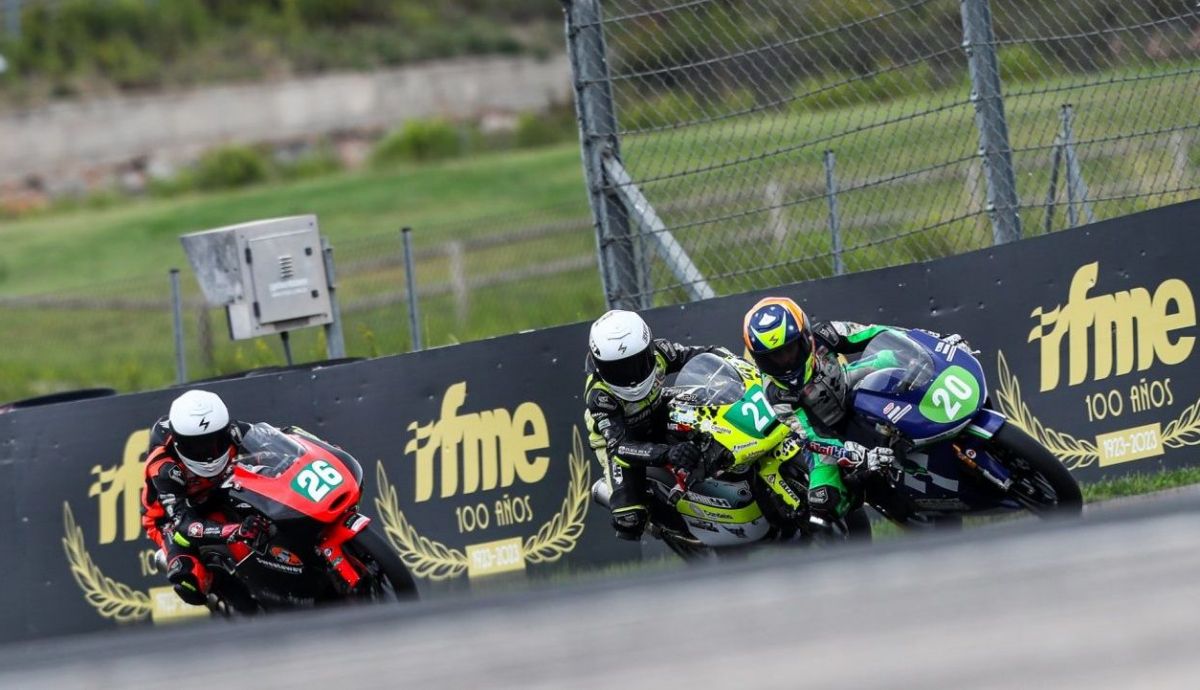 Iker Rodríguez seguido por Mateo Marulanda y Alberto Enríquez en Moto4