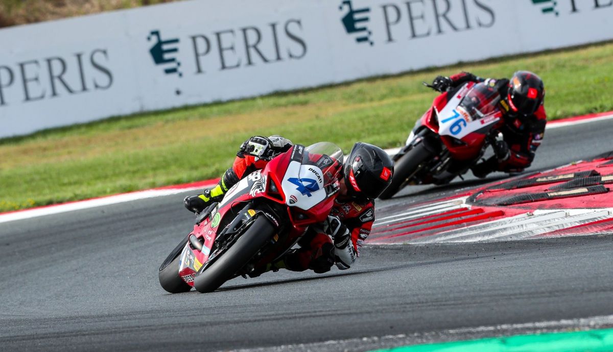Eric Fernández se escapa de Julián Giral en Supersport Next Gen