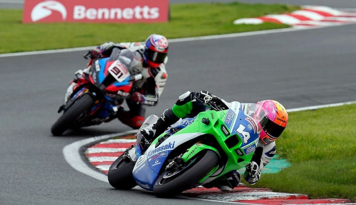 Lee Jackson y Leon Haslam protagonizaron bonitas duelos por el podio Lee Jackson y Leon Haslam protagonizaron bonitas duelos por el podio
