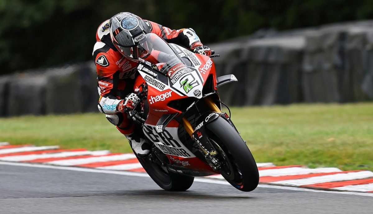 Glenn Irwin se llevaba la victoria en la primera carrera de Oulton Park Glenn Irwin se llevaba la victoria en la primera carrera de Oulton Park