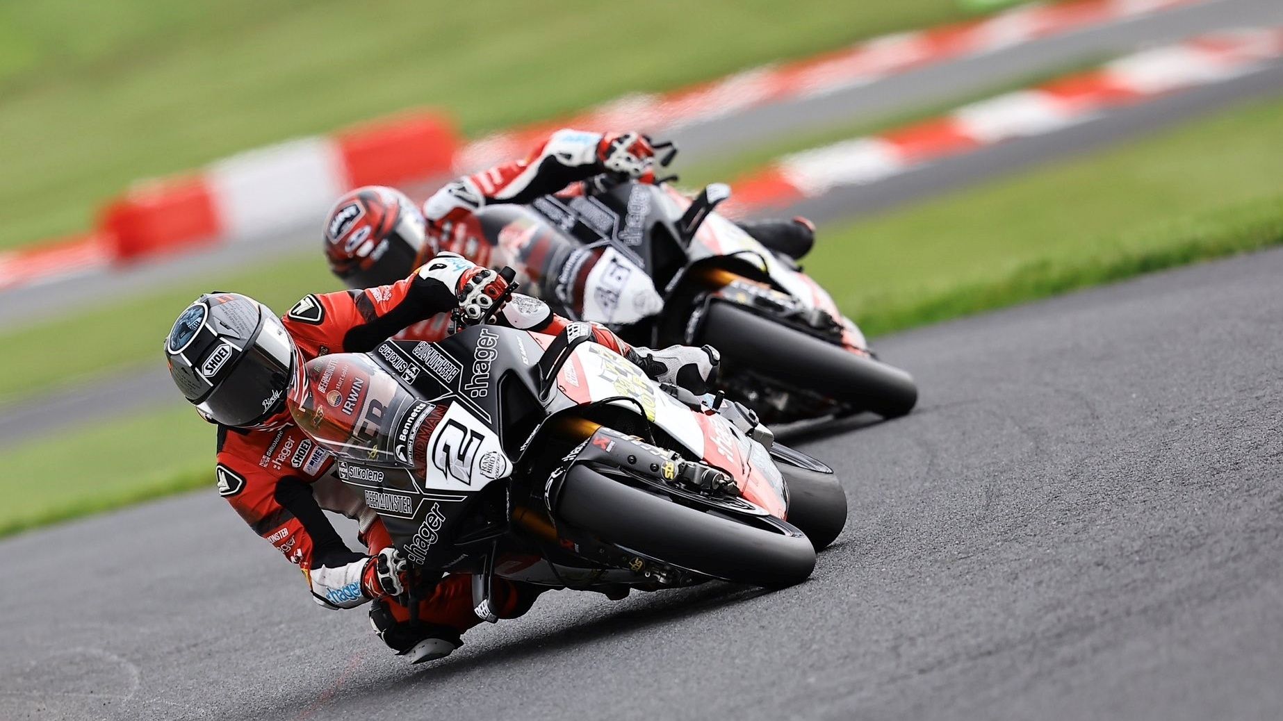 Glenn Irwin y Tommy Bridewell lograron el triplete en Oulton Park