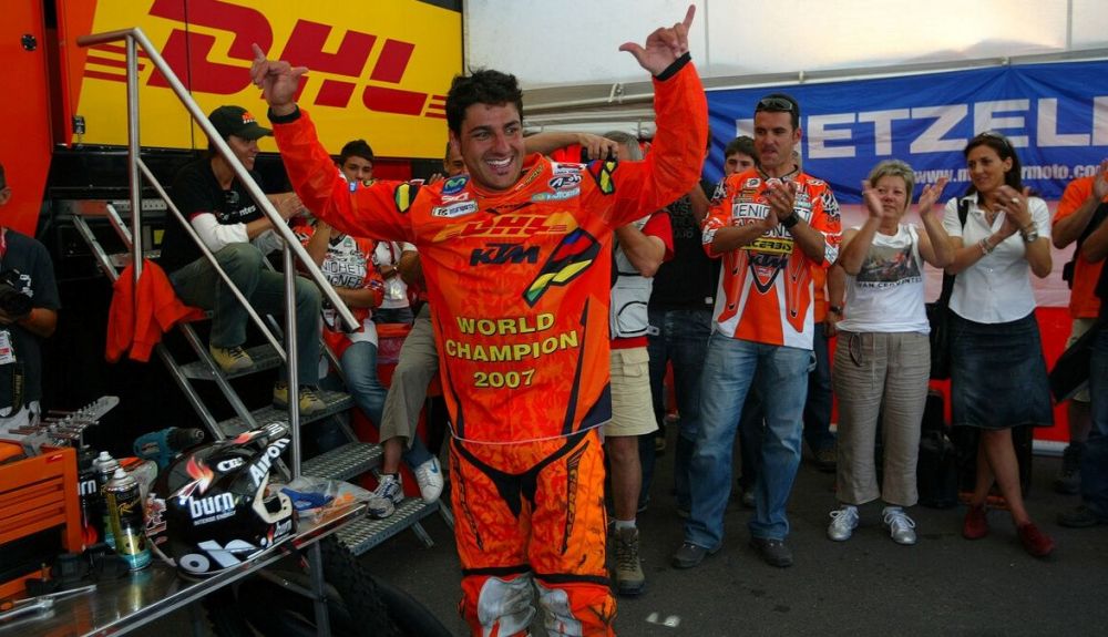 Iván Cervantes celebra el título mundial de Enduro E3 en 2007 Iván Cervantes celebra el título mundial de Enduro E3 en 2007