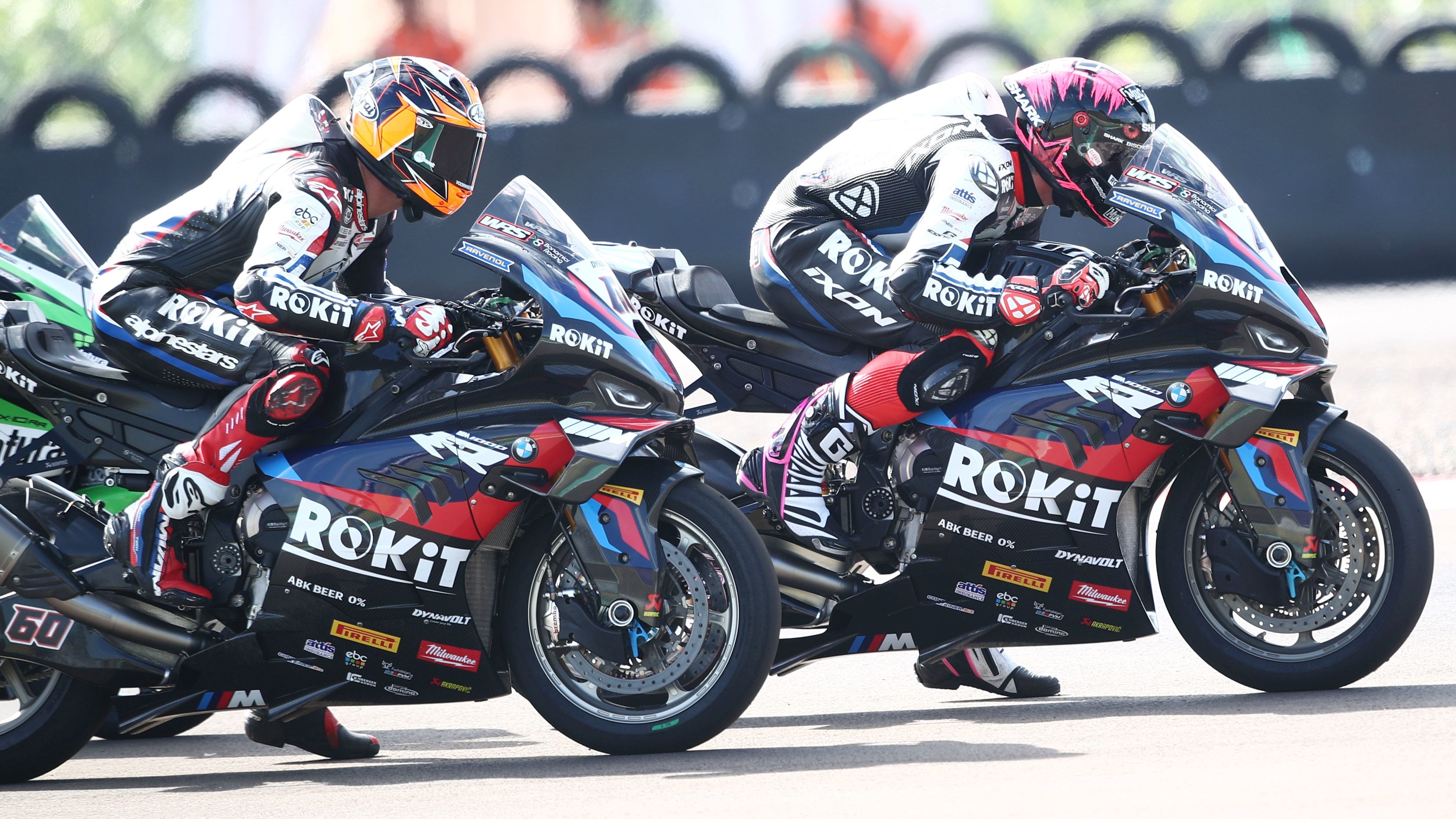 Michael VD Mark seguirá en BMW oficial en SBK 2024 y Scott Redding bajará al Bonovo