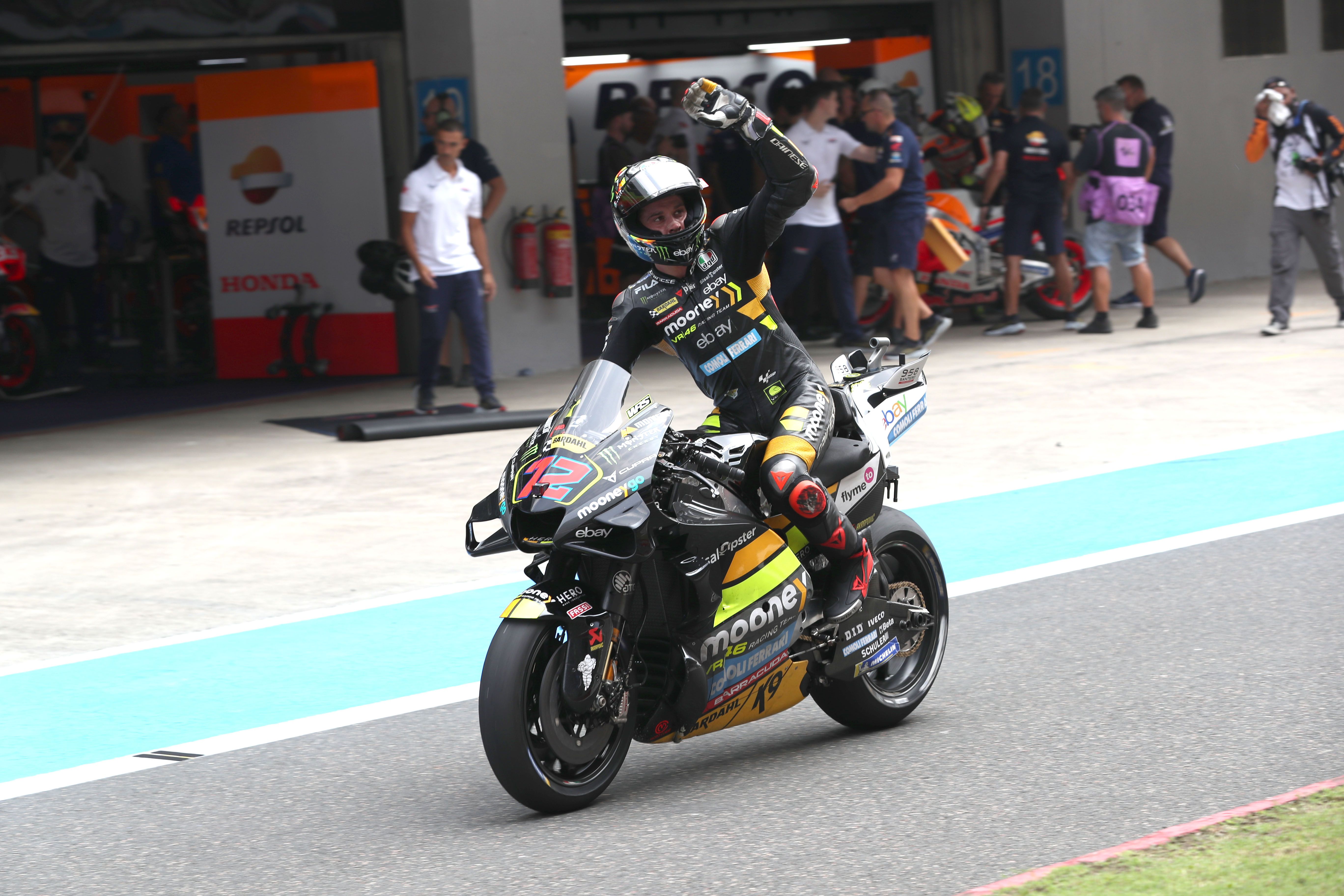 Marco Bezzecchi celebra su tercera pole de la temporada en el circuito de Buddh.