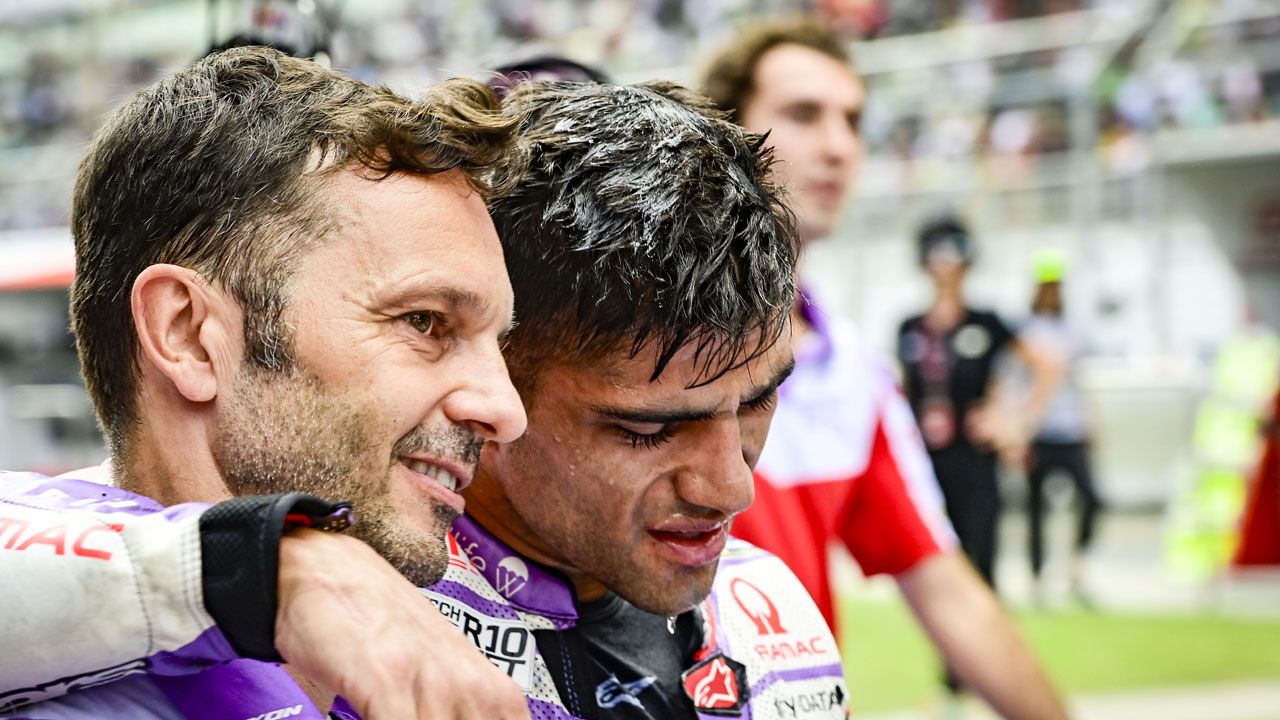 Jorge Martín, ayudado por el team manager de Pramac Racing, Gino Borsoi. 