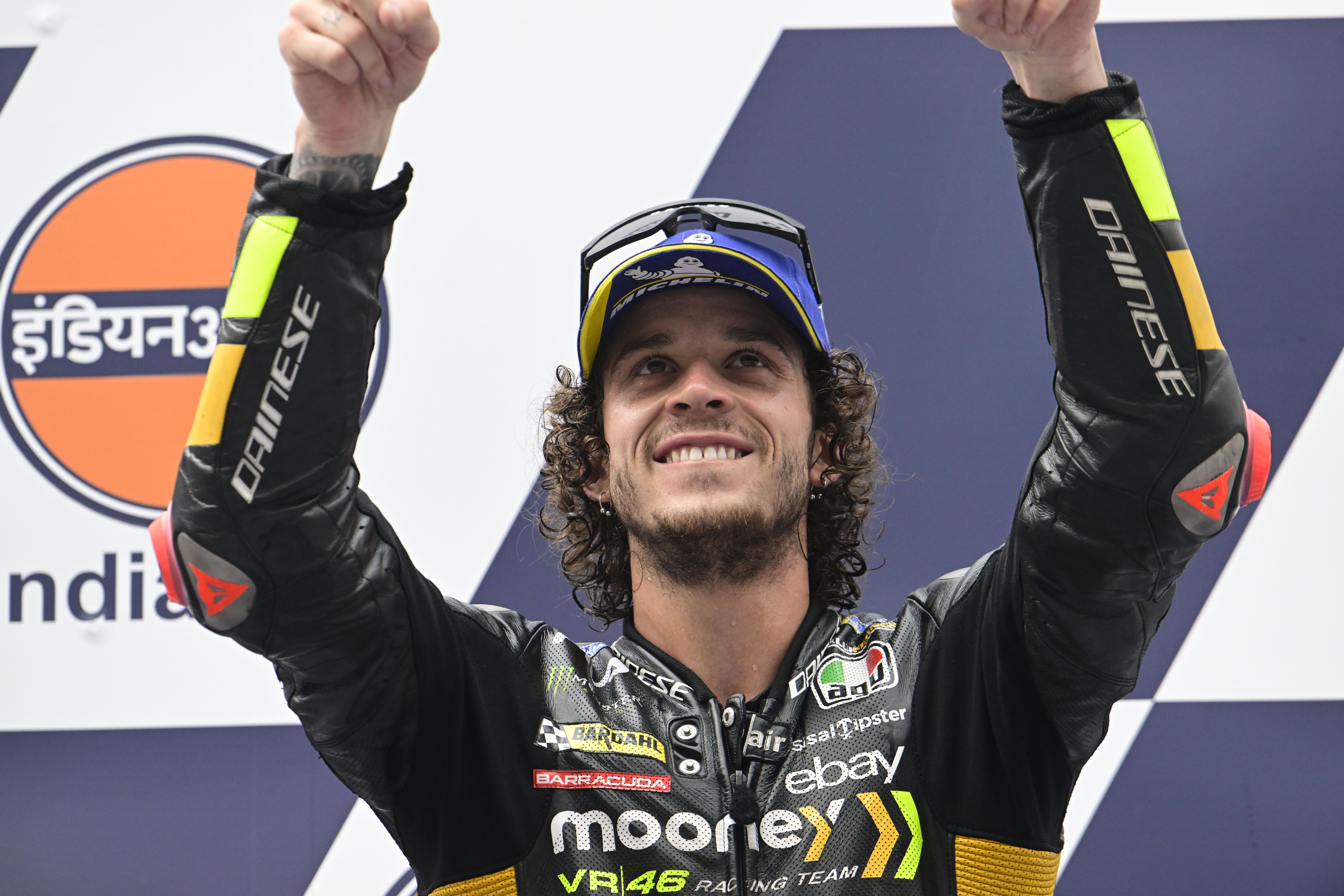 Marco Bezzecchi celebra su victoria en la carrera del GP de India.