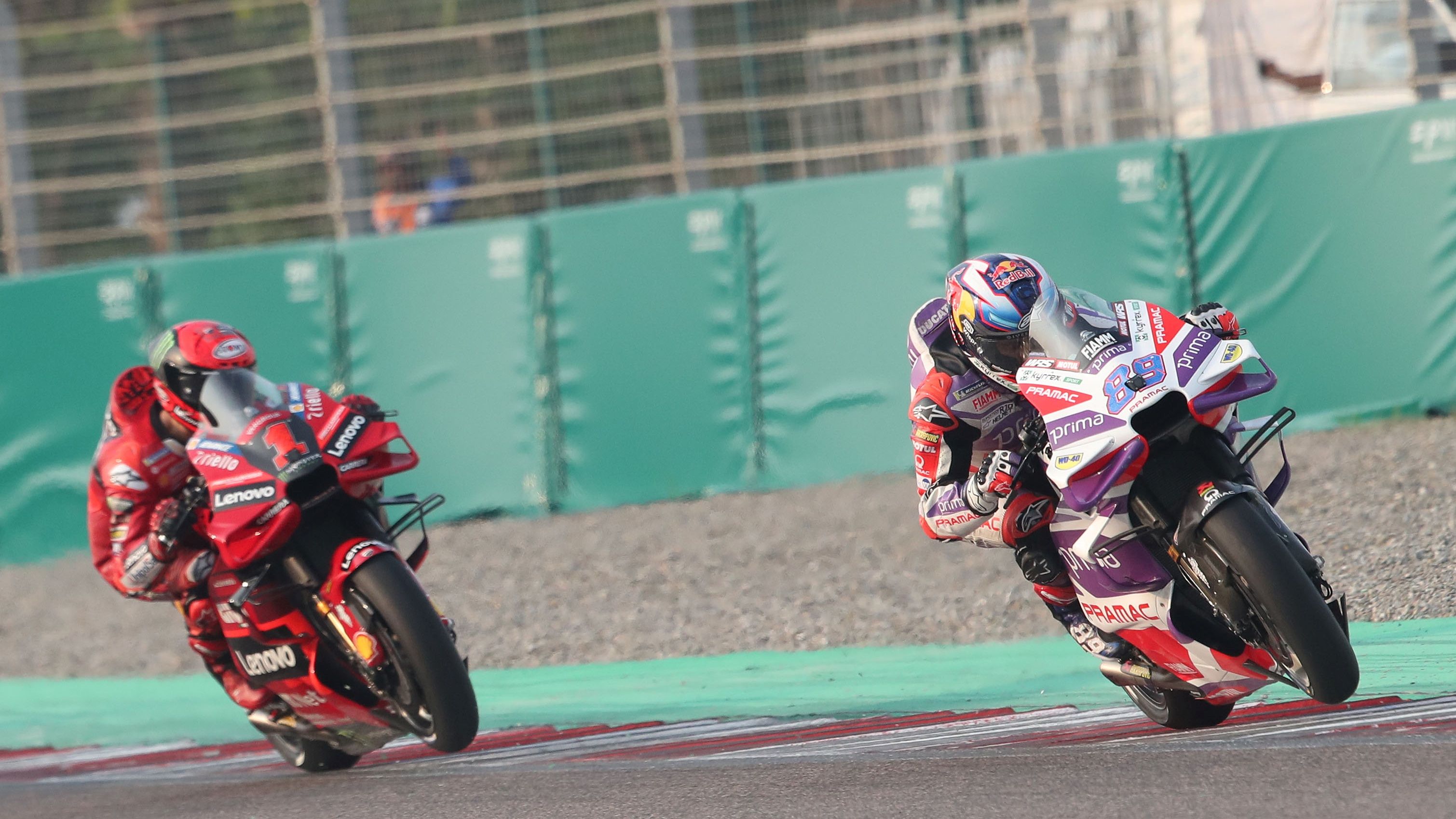 Jorge Martín perseguido por Pecco Bagnaia, MotoGP India 2023