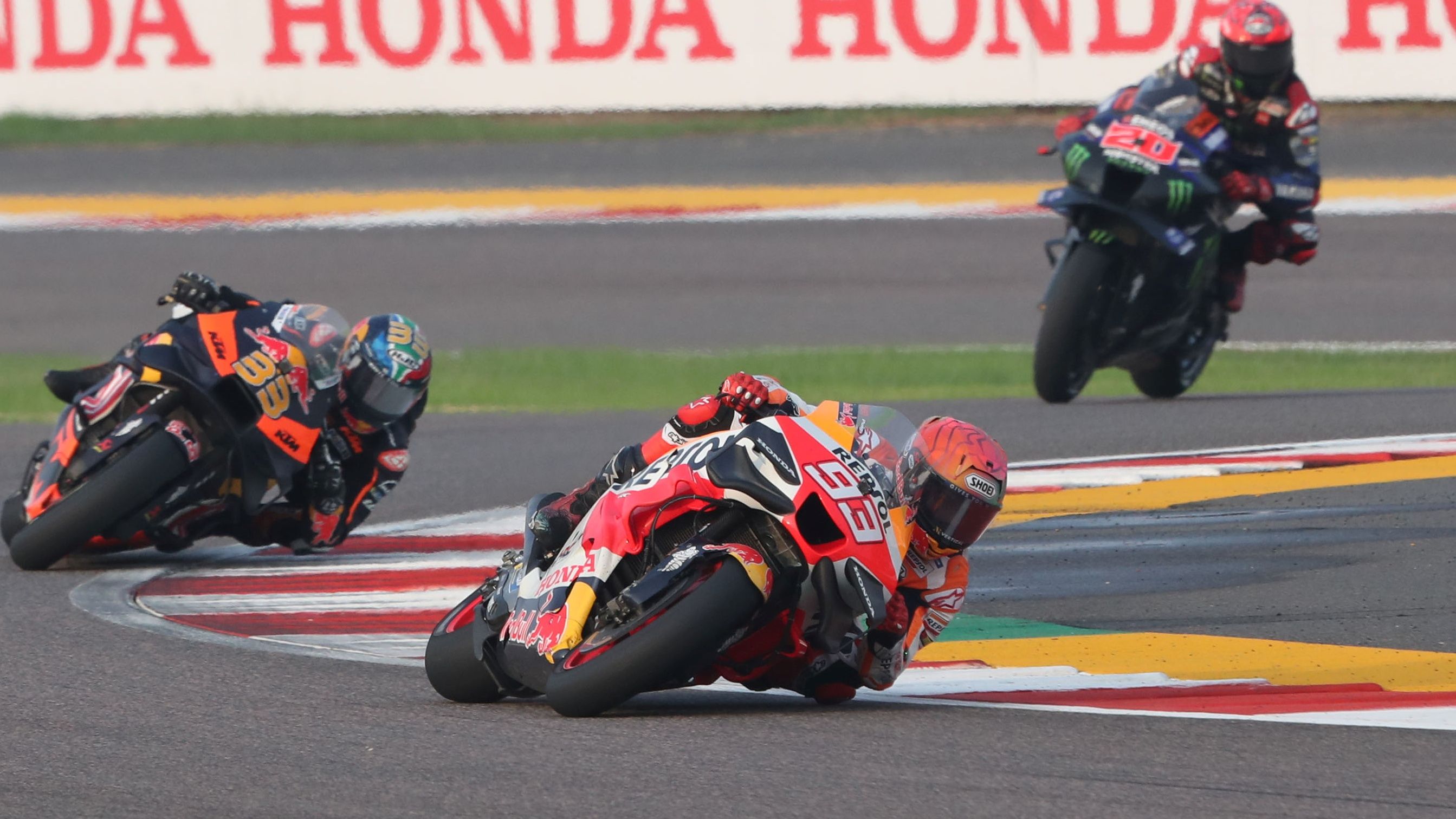 Marc Márquez contiene a Brad Binder y Fabio Quartararo en el Sprint, MotoGP India 2023
