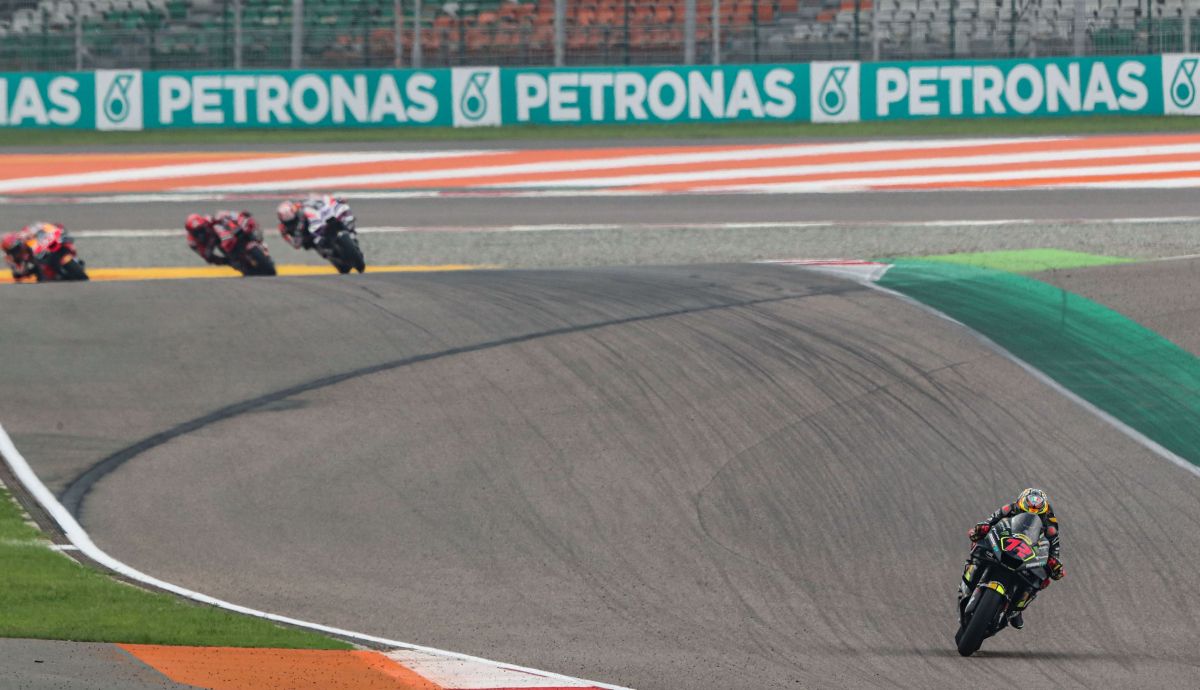 Marco Bezzecchi se va en solitario con Jorge Martín, Pecco Bagnaia y Marc Márquez al fondo, MotoGP India 2023