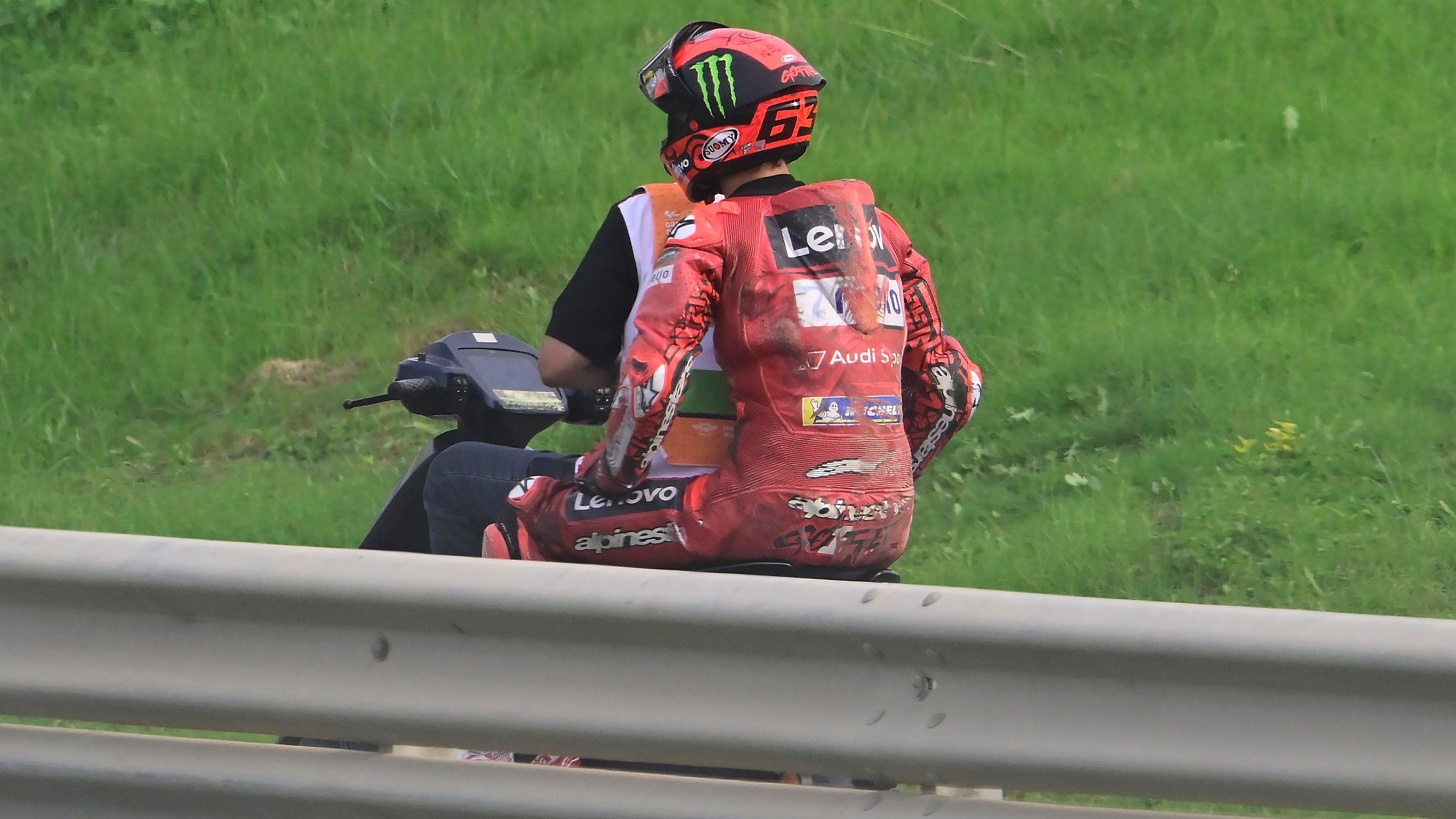 Pecco Bagnaia se va tras su caída en Buddh, MotoGP India 2023