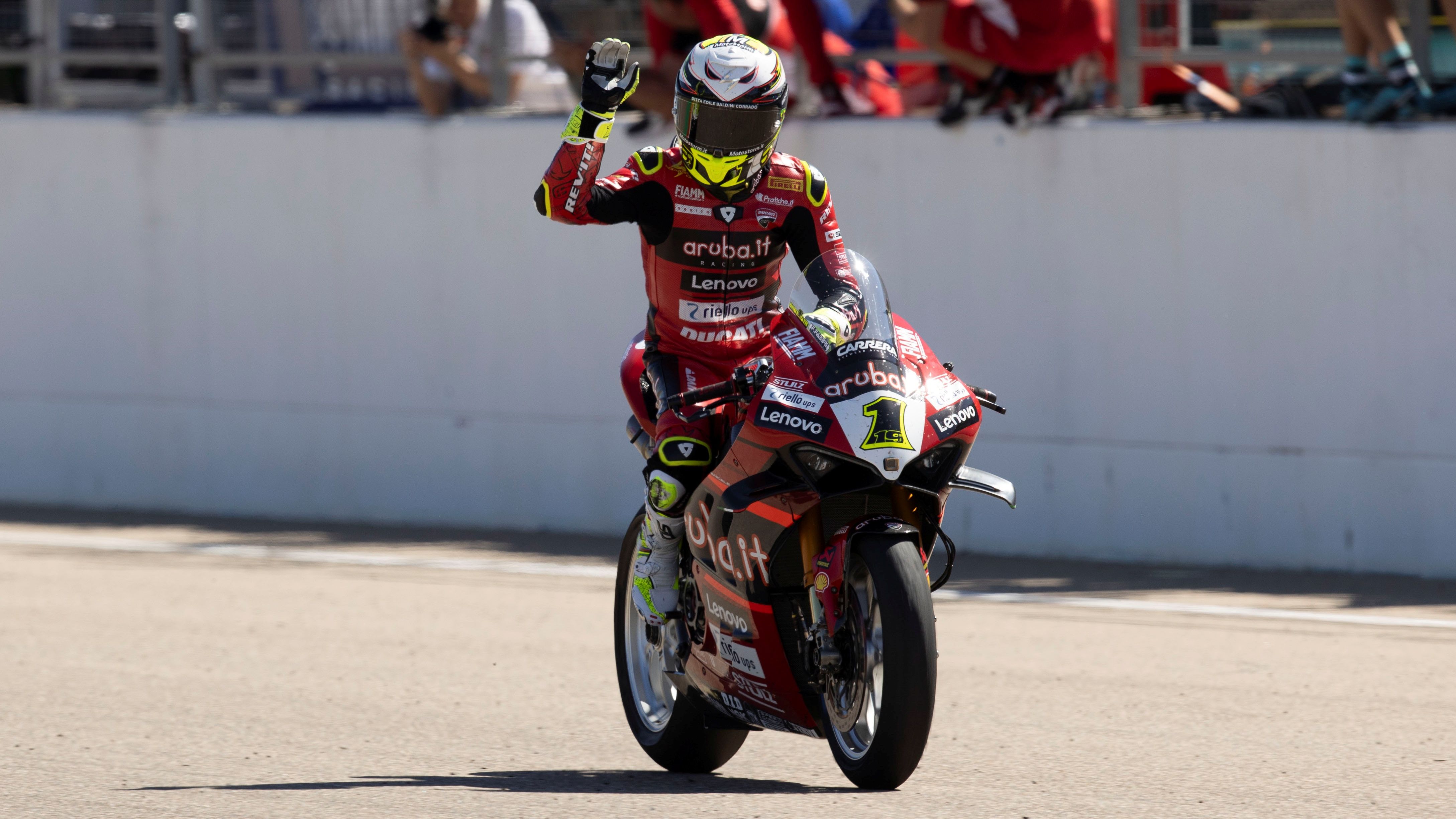 Álvaro Bautista festeja su victoria en la carrera larga dominical, WSBK Motorland 2023
