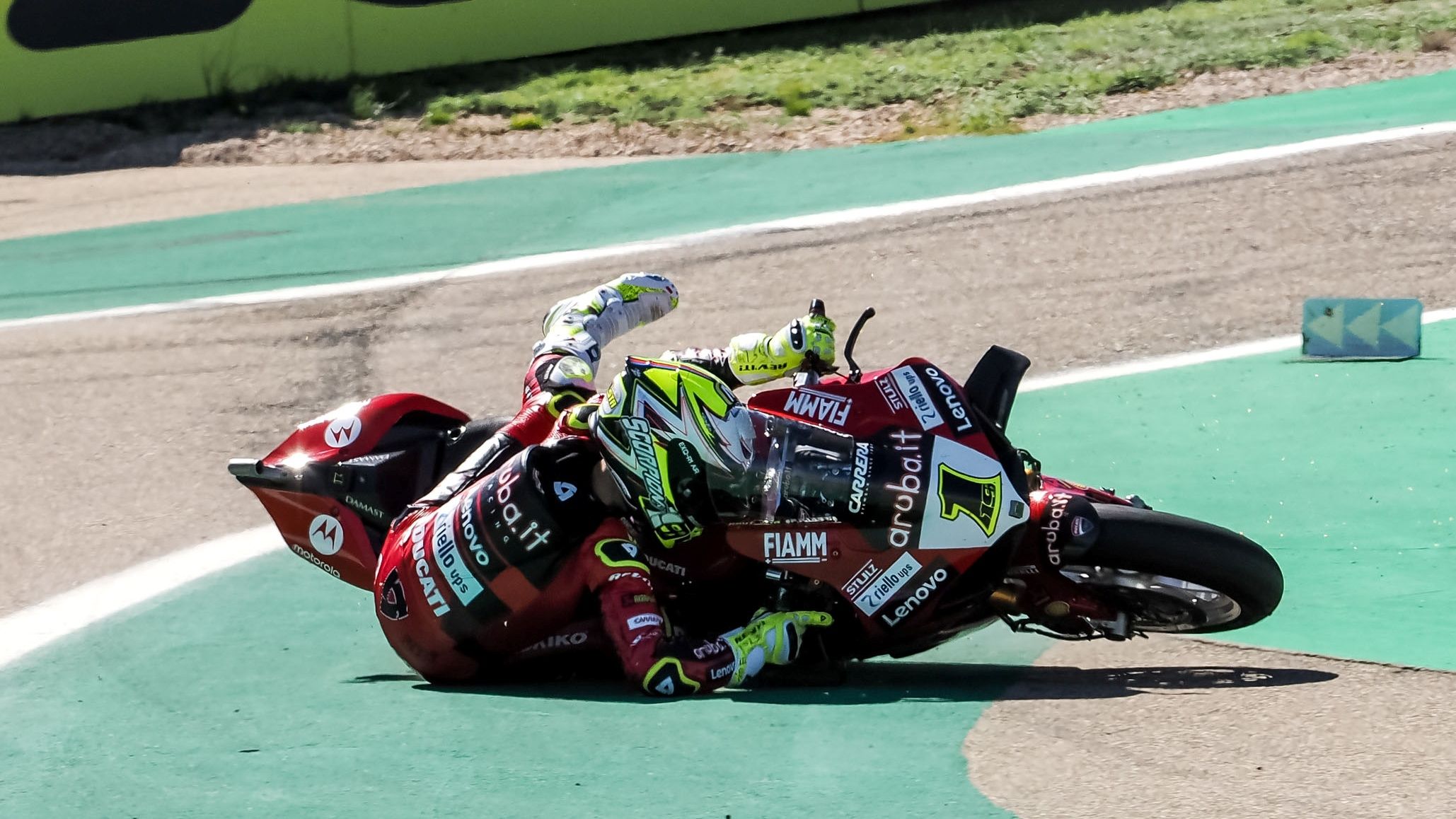 Álvaro Bautista se va al suelo cuando lideraba, WSBK Motorland 2023