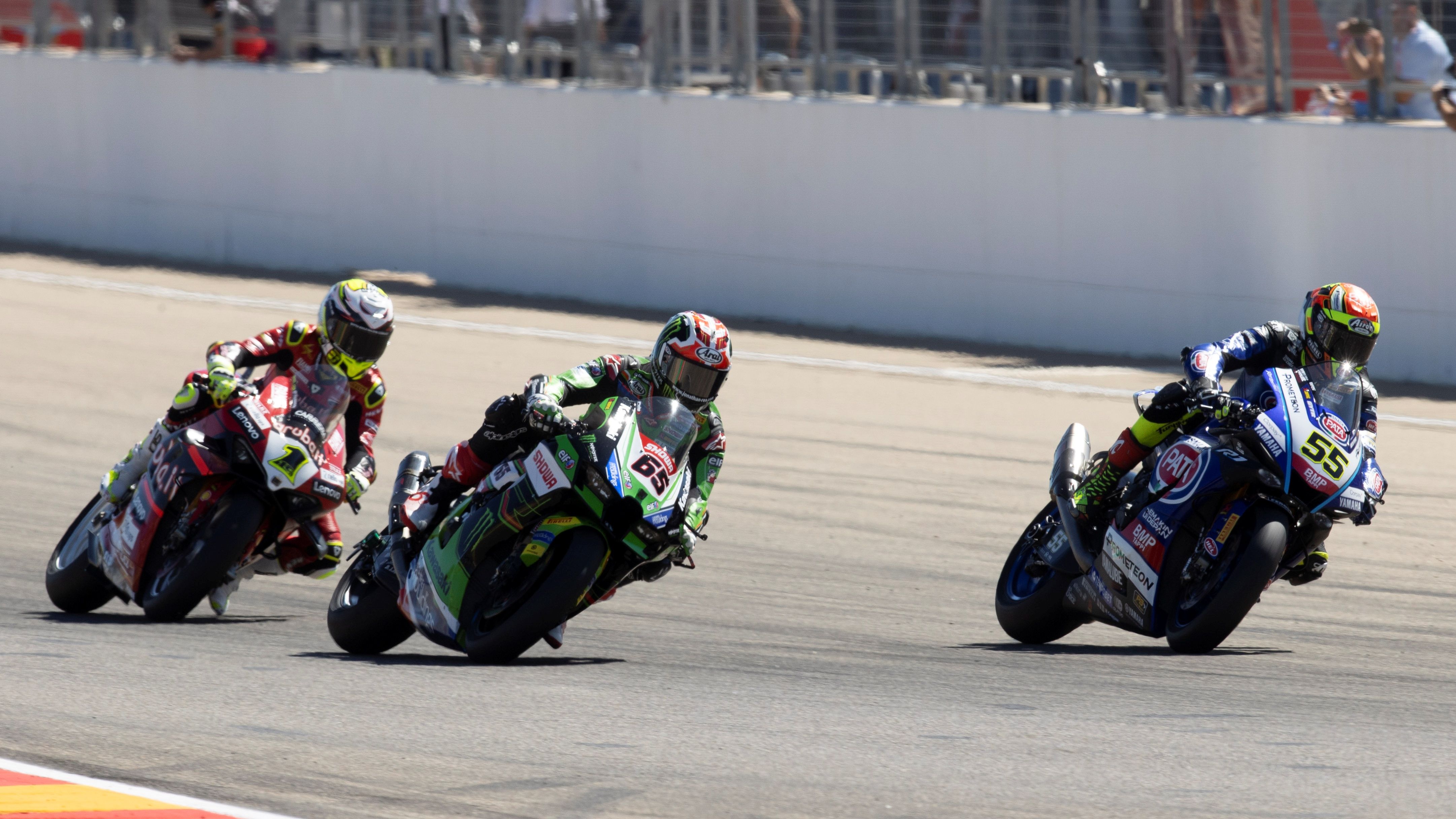 Andrea Locatelli supera a Jonathan Rea en presencia de Álvaro Bautista, WSBK Motorland 2023