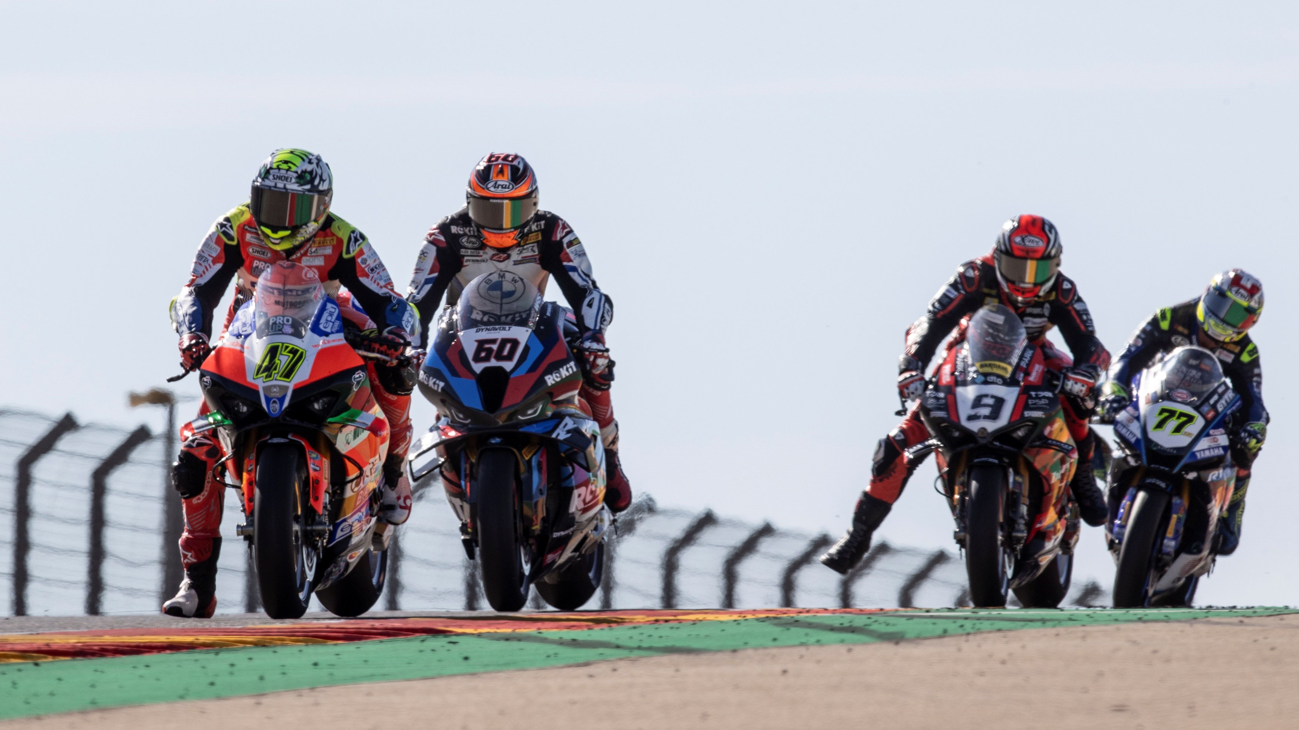 Axel Bassani y Michael VD Mark seguido por Danilo Petrucci y Dominique Aegerter, WSBK Motorland 2023