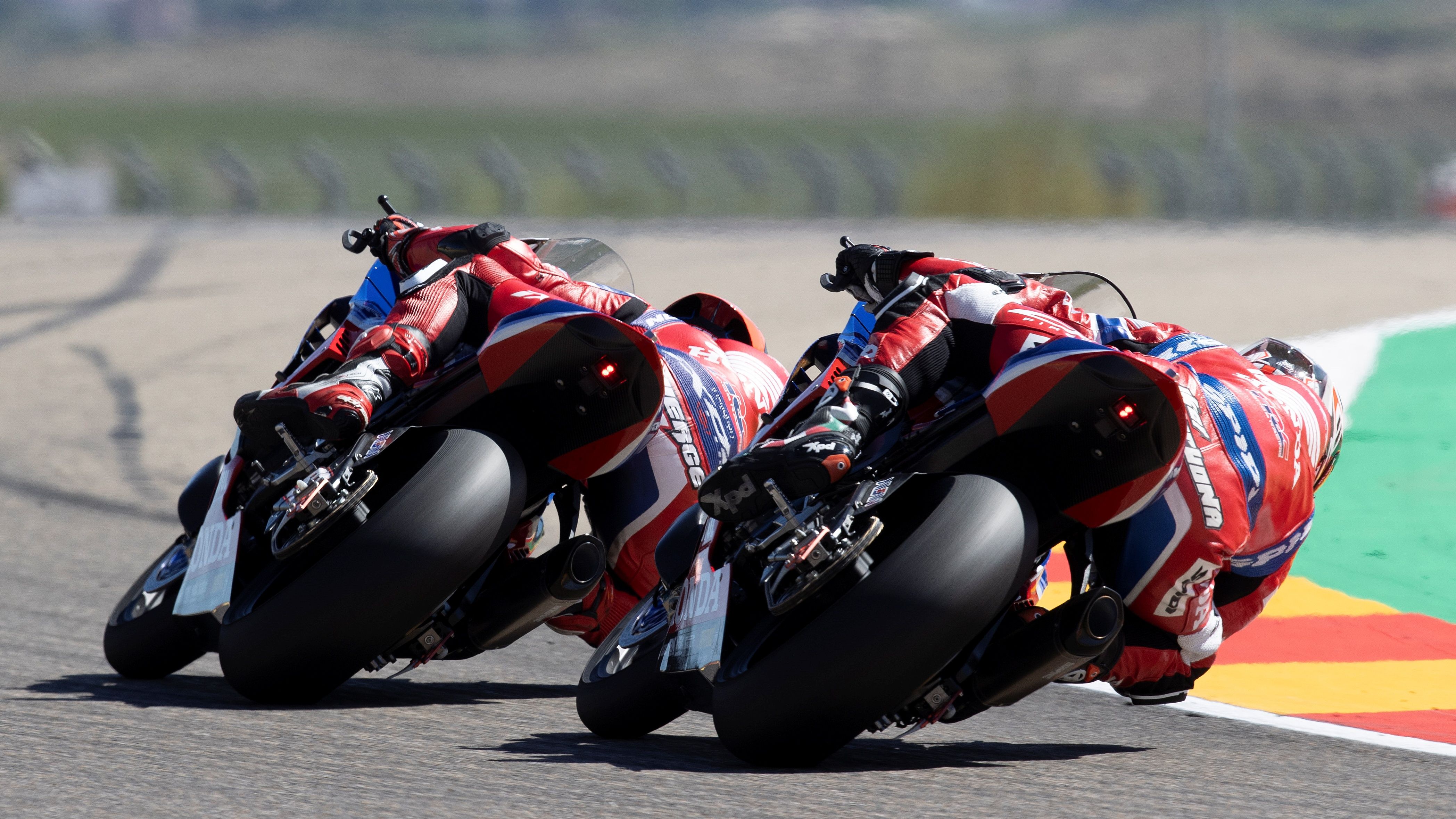 Iker Lecuona persigue a Xavi Vierge, WSBK Motorland 2023